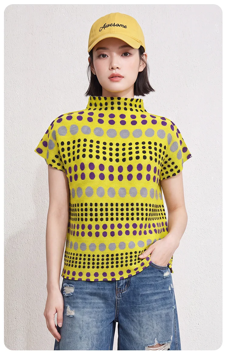 Source factory Miyake Japanese style pleated top, colorful polka dot short-sleeved versatile slimming pleated T-shirt for women.