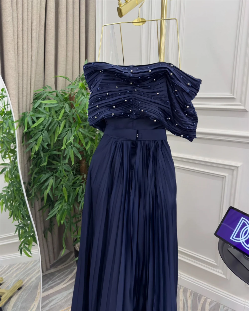 カスタマイズされたイブニングドレスエレガントなパープルサテン V ネックオフショルダーノースリーブウエディングドレス絶妙なクリスタルシャーリングドレス