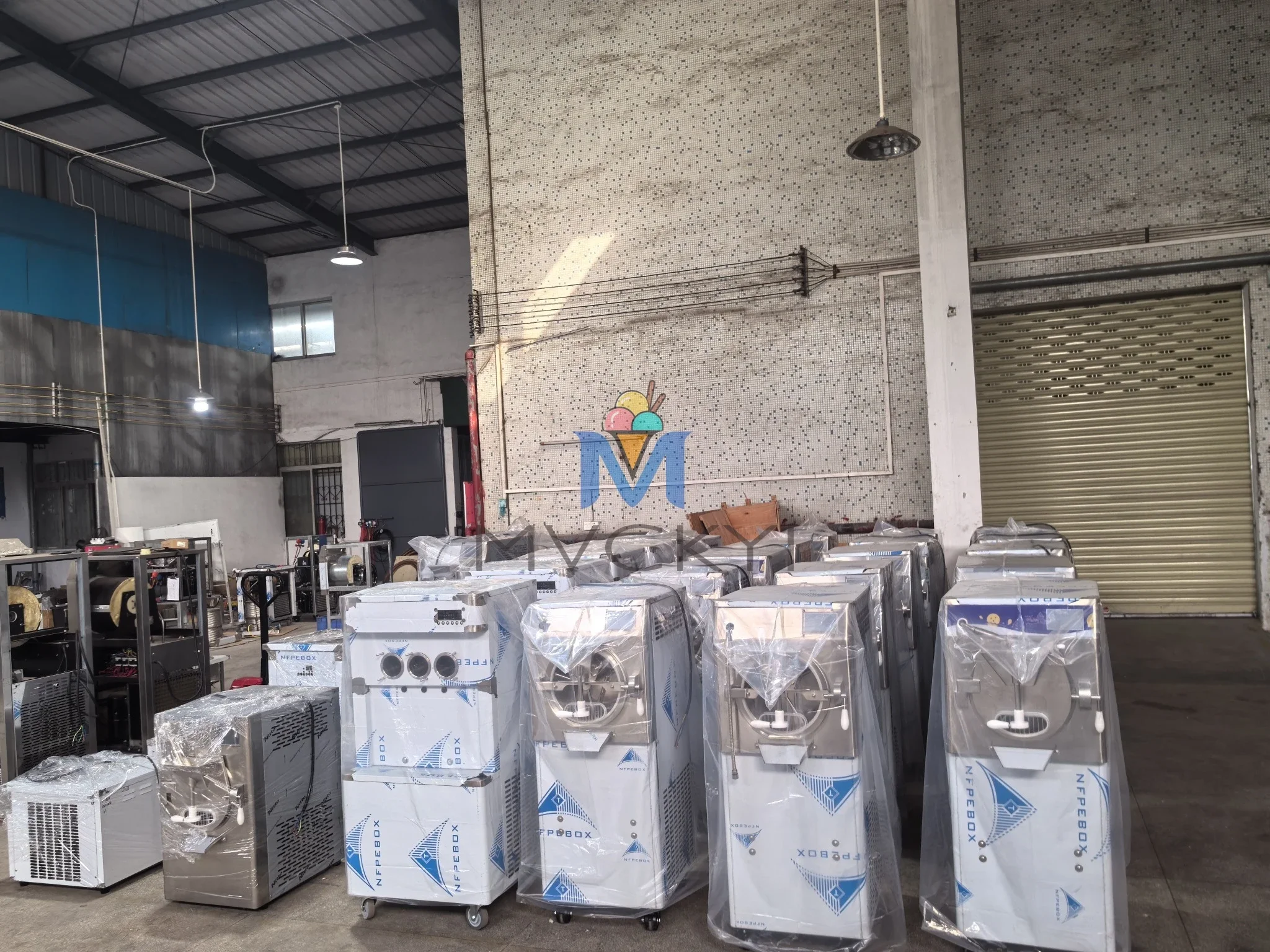 Máquina de helado duro de 32 ~ 48L/H, máquina comercial profesional de helado con tubería de agua