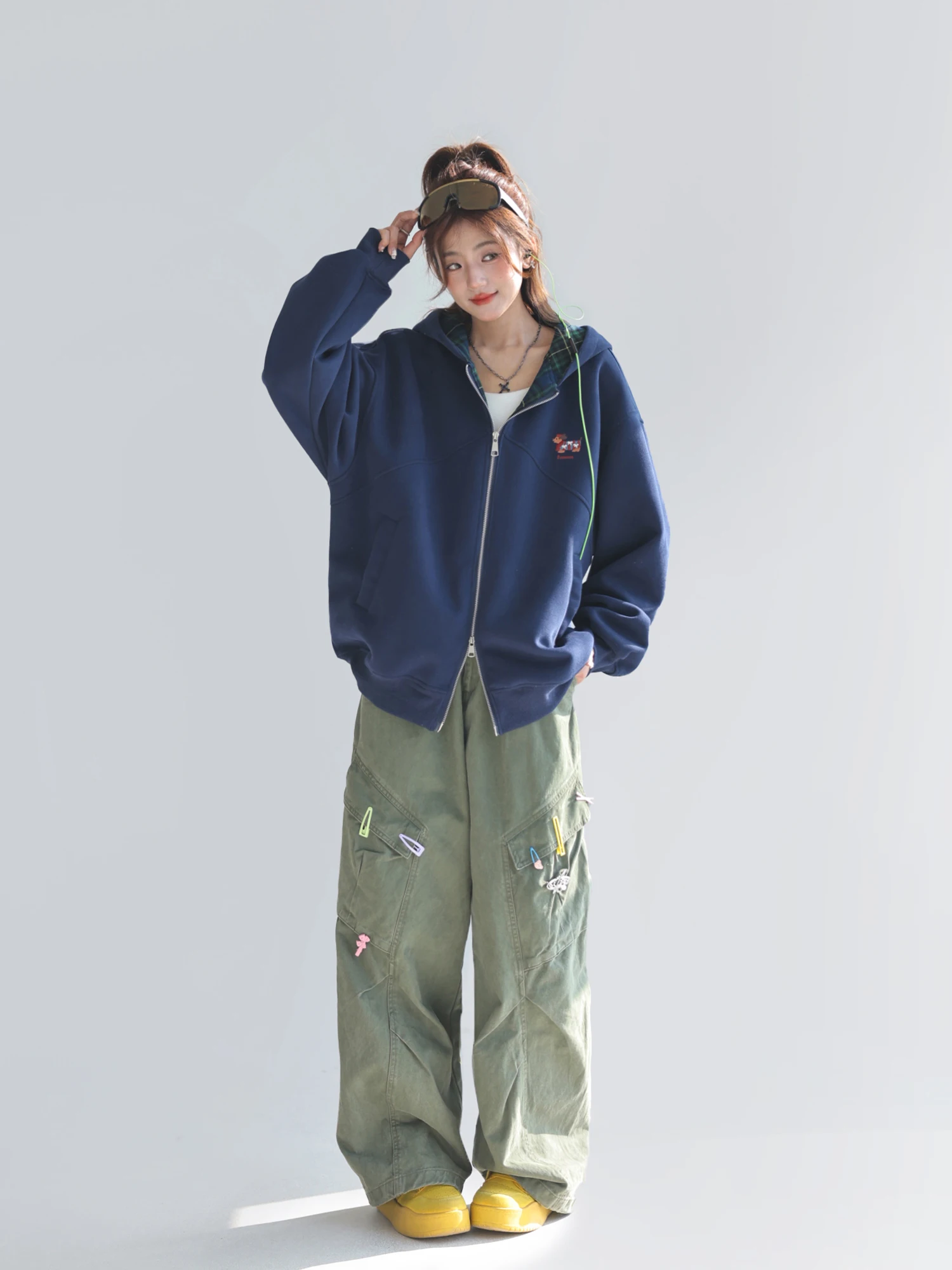 เสื้อแจ็คเก็ตพิมพ์ลายผู้หญิงสไตล์ซับคัลเจอร์ พร้อมฮู้ดบุซับใน ดีไซน์ทันสมัยสไตล์อเมริกัน แฟชั่น Y2K เสื้อโค้ทแนวสตรีทอเมริกันย้อนยุค