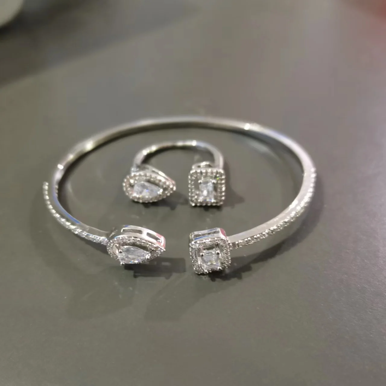 SUGO كلاسيكي رائجة البيع قطرة الماء مع مستطيل الأبيض مكعب حلقات زركونيا أساور مجموعات للنساء مجوهرات عشاء لامعة #3