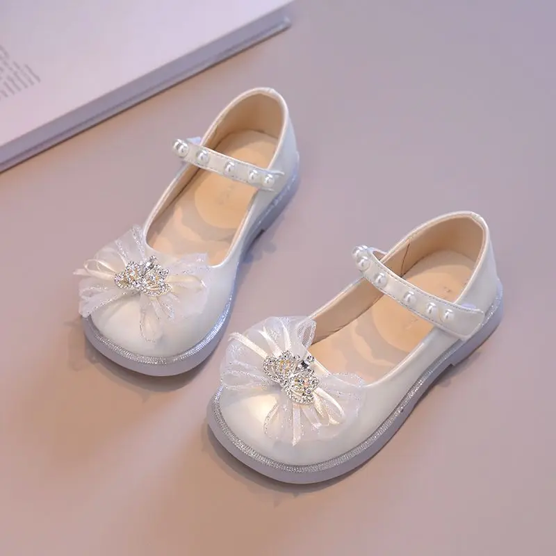 

2026, весенне-осенняя обувь в стиле принцессы с милыми кристаллами, обувь для девочек на мягкой подошве, модная детская кожаная обувь с бантом