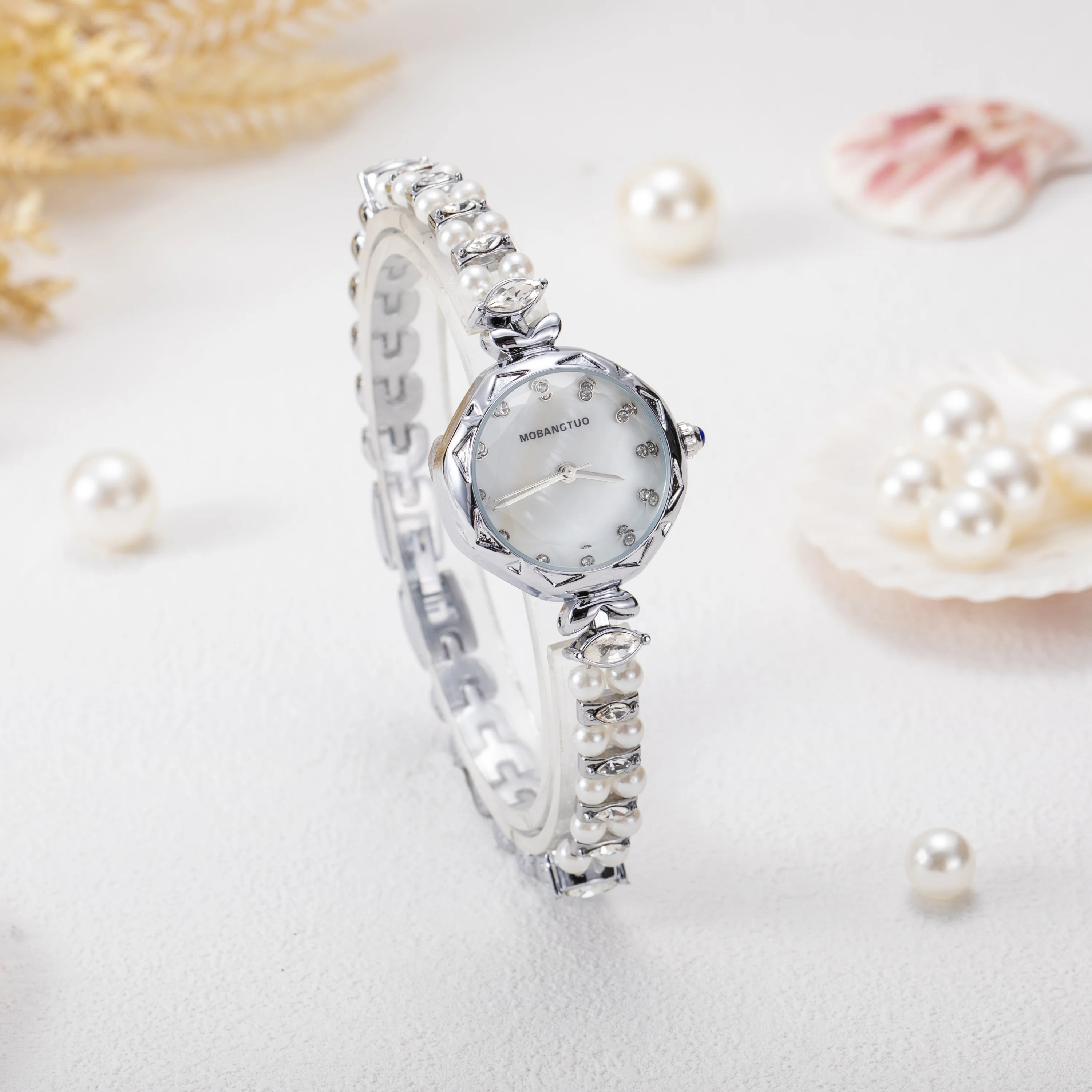 

2025 Silver ladies pearl bracelet alloy case rhinestone scale French elegant fashion fairy quartz watch party gift for ladies.