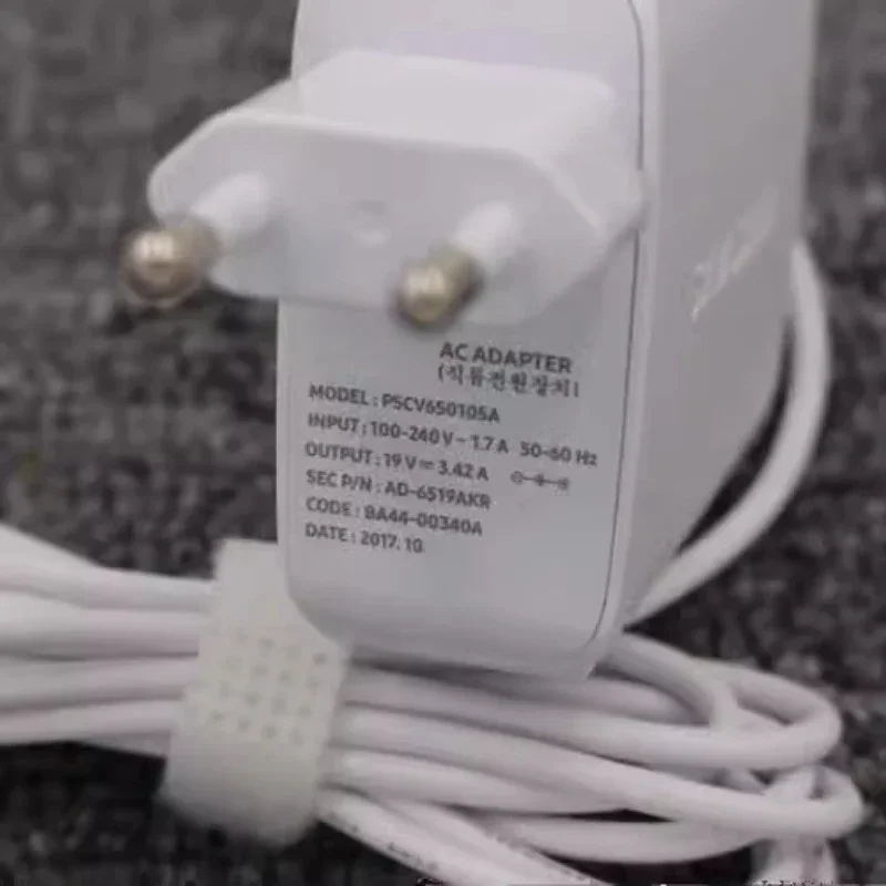 Suitable for Samsung notebook power supply 19V3.42A 3011 small port white fine port W16-065N4D ultrabook