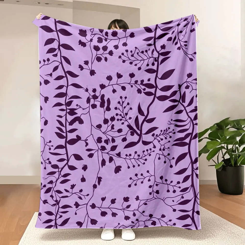 Decke mit violettem botanischem Muster – Aufwendiges dunkelviolettes Weinrebe-, Blatt- und Knospendesign auf monochromatischem lila Hintergrund, fließend