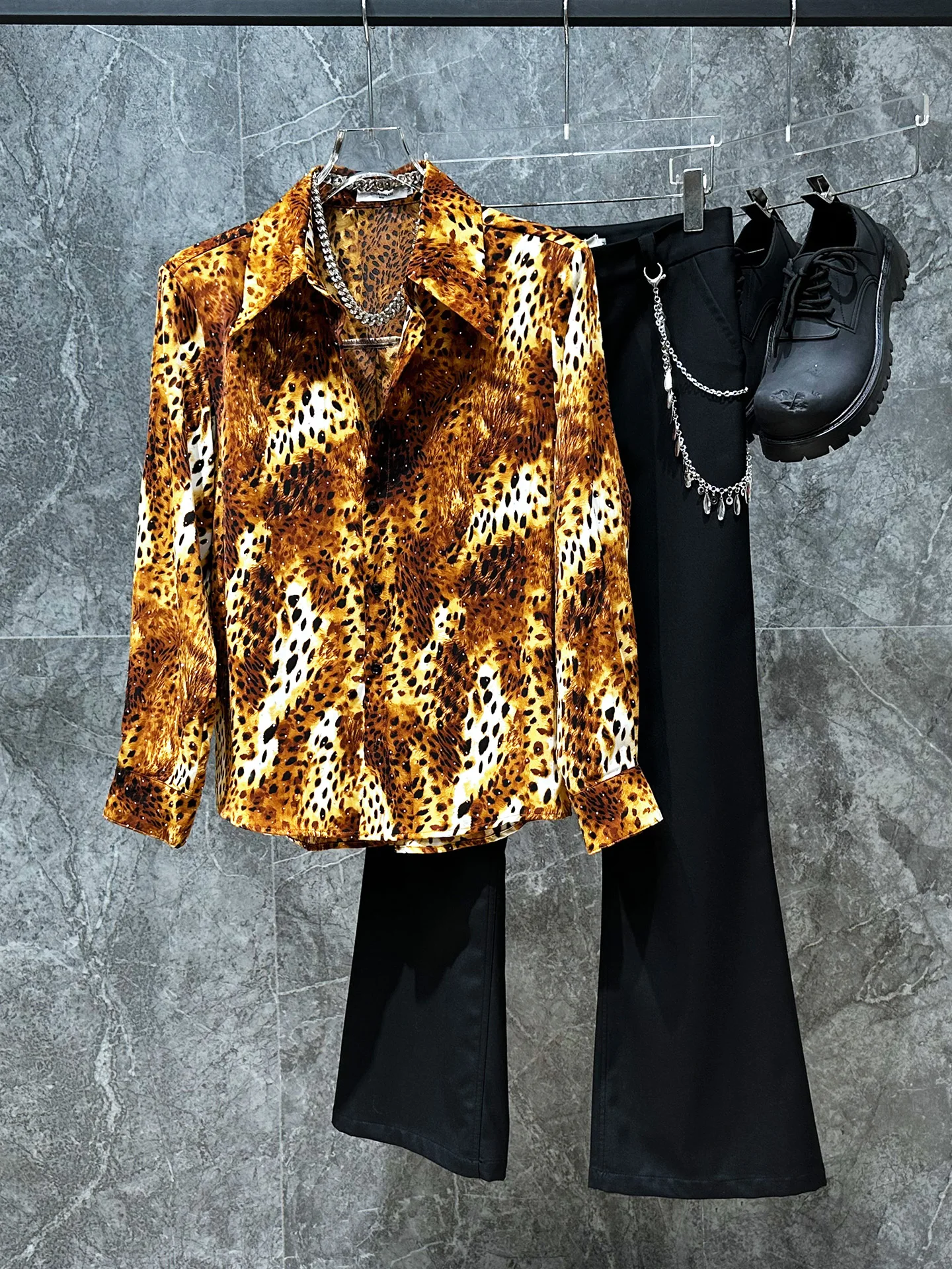 

Мужская повседневная рубашка в американском ретро-стиле с леопардовым принтом, модный дизайн, свободный крой, длинный рукав, без карманов, полиэстер.