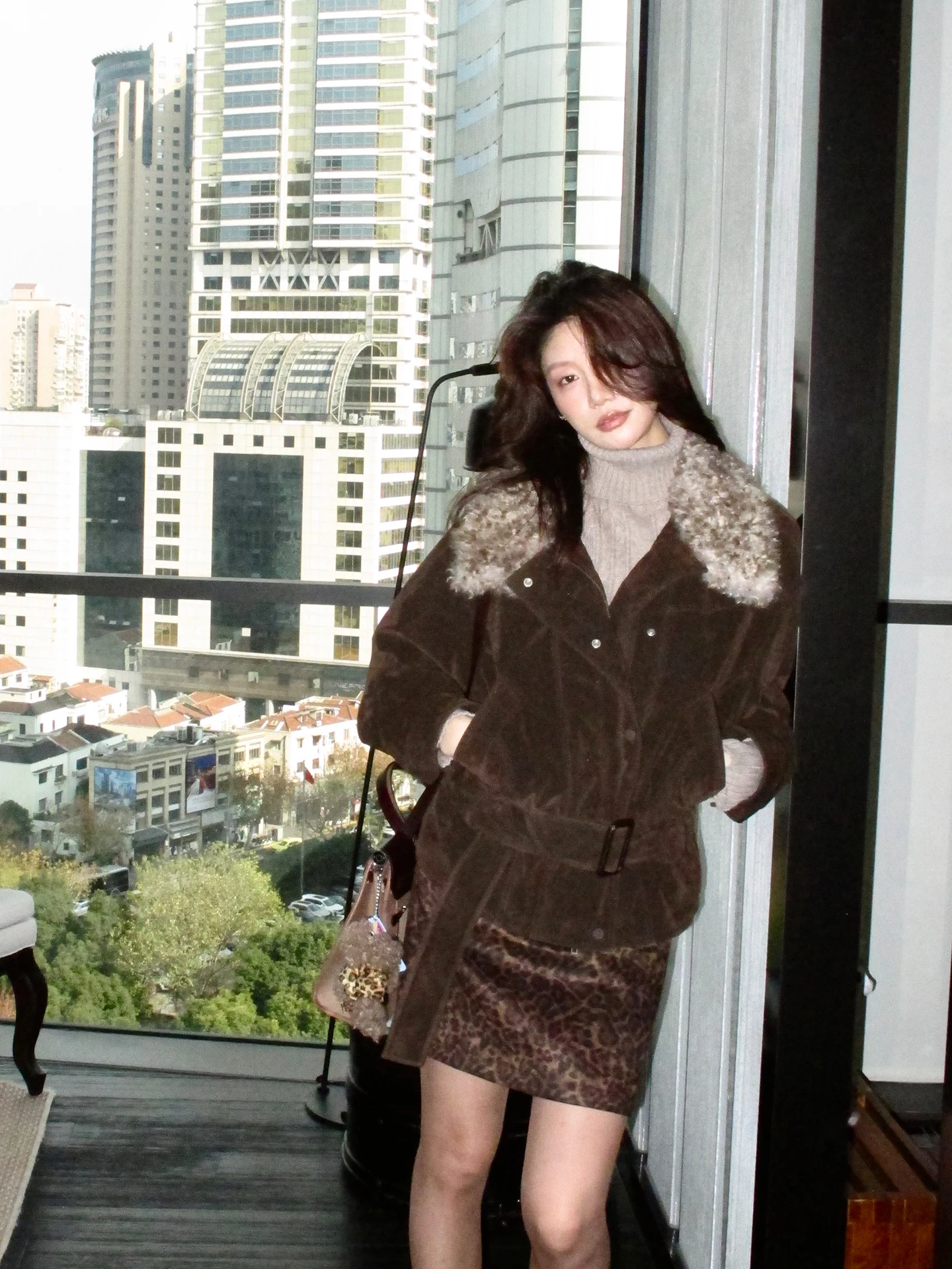 

Женская свободная повседневная пуховая куртка Longxi Er с 90% белым гусиным пухом, большим меховым воротником, теплая, винтажная, модель A2EDTWTJ62