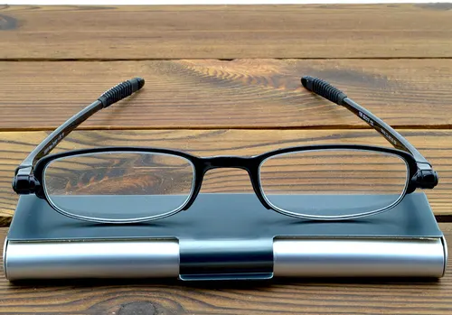 Imagen 2 del producto Clara Vida Gafas plegables con rotación de 360 grados para hombre, montura completa, gafas de lectura plegables portátiles con estuche + 0,75 +1