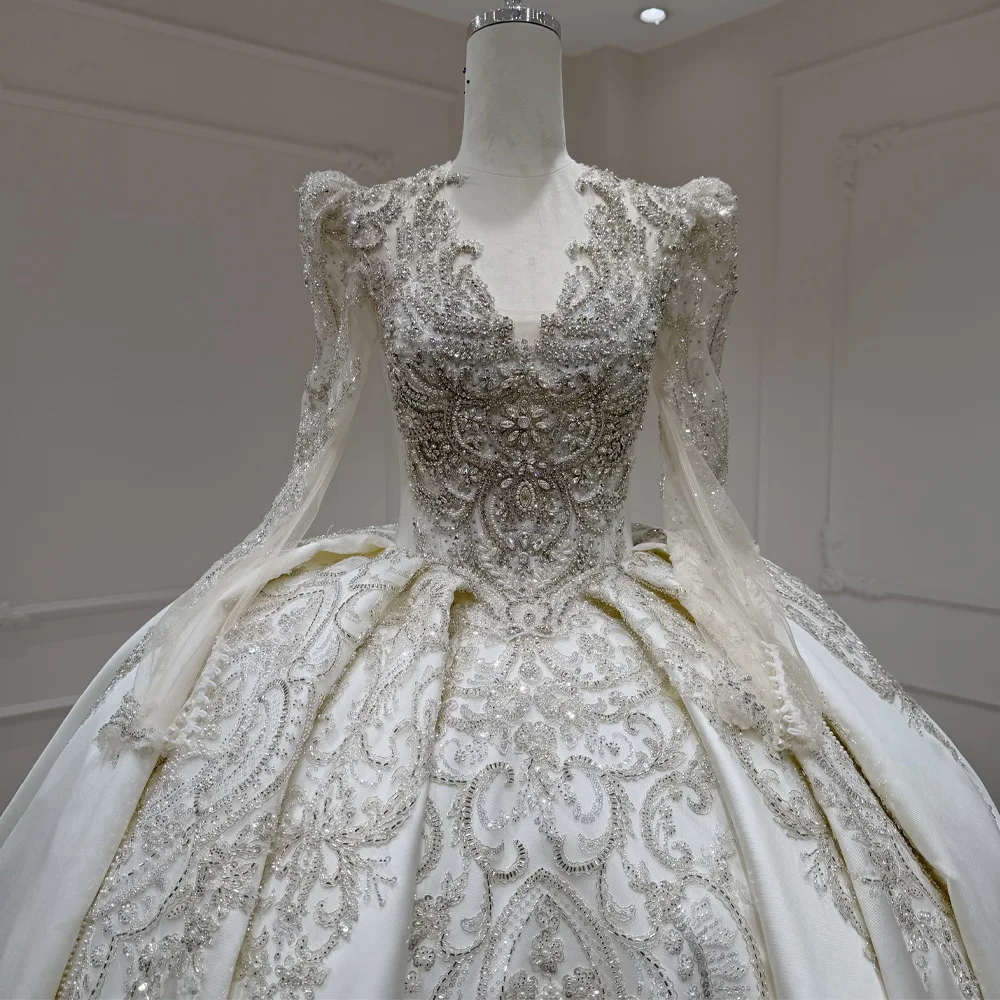 فستان زفاف قابل للتخصيص بياقة على شكل V وأكمام طويلة مع ظهر مفتوح وتطريز وكريستال، تصميم 2026