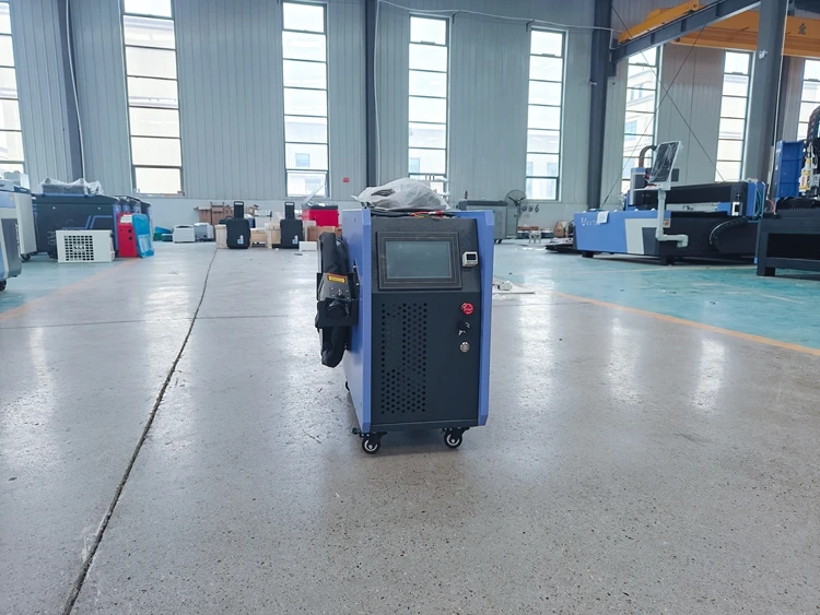 Pulitore per legno laser 300W Macchina per la pulizia laser a impulsi portatile raffreddata ad aria di vendita calda per ruggine e legno