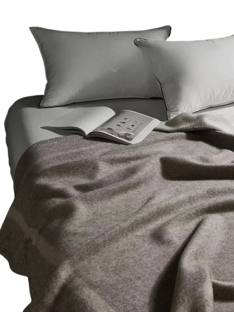 

Inner Mongolia 100 pure wool blanket is a checkered light luxury office sofa nap four seasons blanket