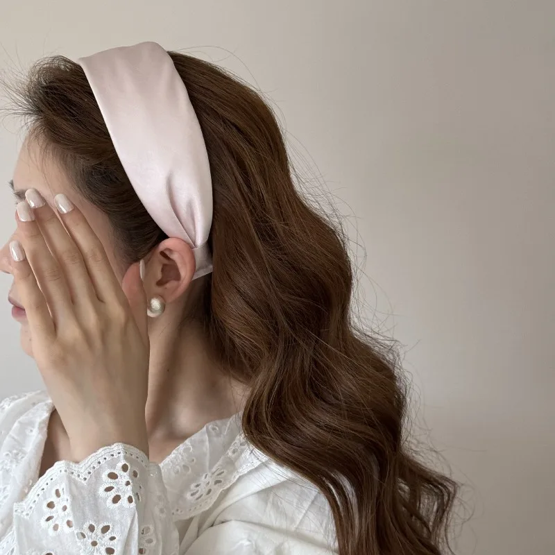 

Глянцевая атласная широкая повязка на голову для женщин, весна 2026, новая, элегантная, мягкая, повседневная, универсальная, уникальная, милый аксессуар для волос