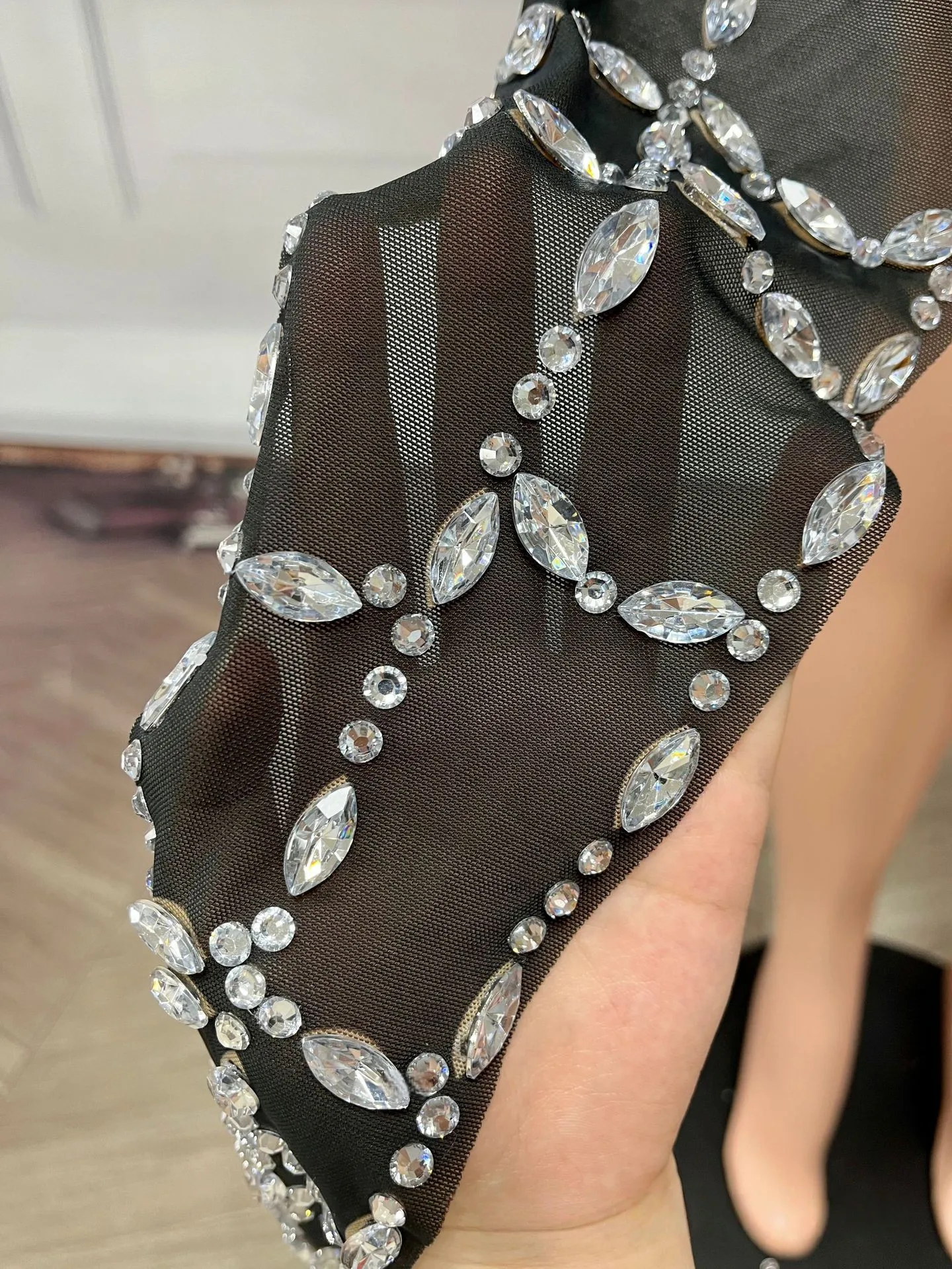 Damska Luksusowa Czarna Sukienka Mini Bodycon z Siateczki, Asymetryczna, z Kryształami i Motywem Pająka, Seksowna, Zmysłowa, Wieczorowa, Klubowa, Nocna, Sukienka Showgirl