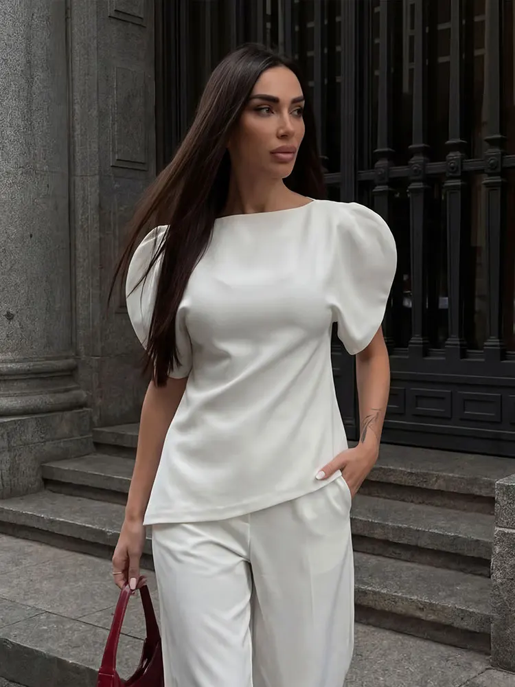 Blouse élégante blanche à manches bouffantes et ourlet asymétrique pour femme HH, col bateau uni, coupe ajustée, tenue décontractée pour le bureau ou le streetwear