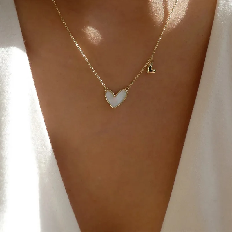 

Simple Luxury White Heart Pendant Necklace Women's Fashionable Collarbone Chain Creative Charm Metal Jewelry Accessories Gifts