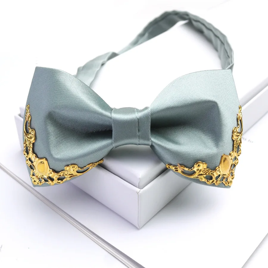 Uomini alla moda, matrimonio, sposo, stile palazzo etnico con bordo in metallo, maestro delle cerimonie, papillon per banchetti