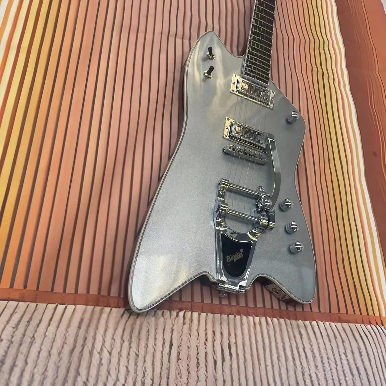 Electric guitar with 6 strings, metal silver body, rosewood fingerboard, maple track, real factory pictures, can be shipped with