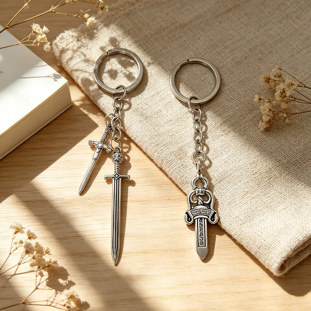 Vintage Medieval Short Sword Metal Keychain, Distressed Knight Sword Pendant, Personalized Game Fan Backpack Decoration, Creative Gift