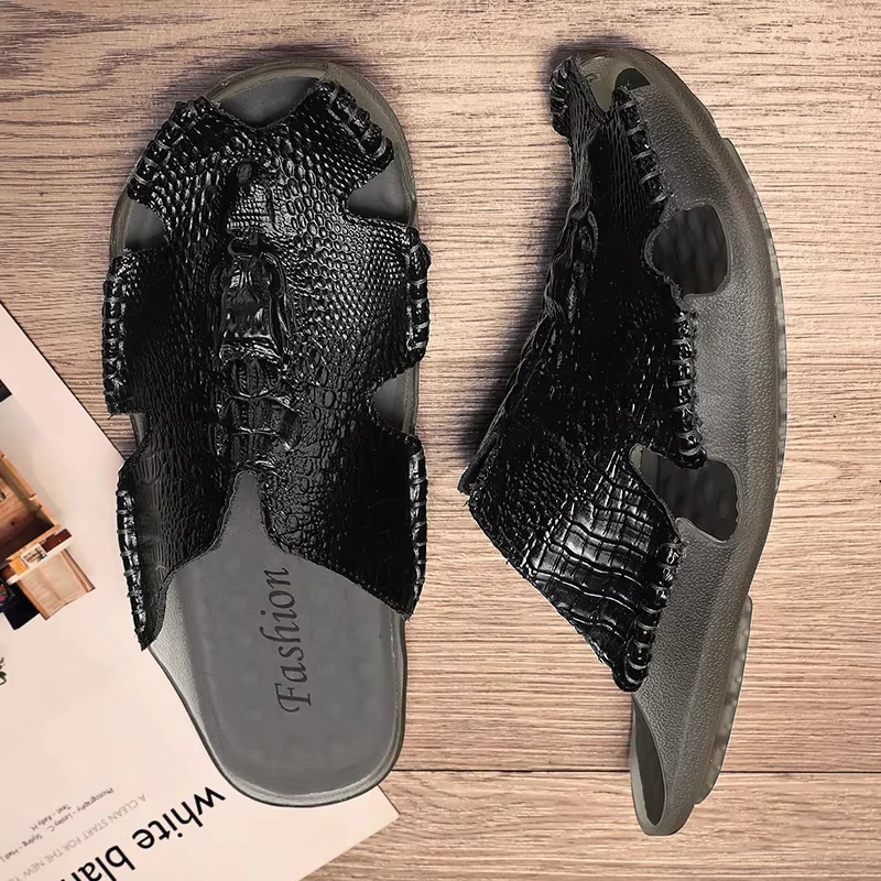 

High Quality and Durable Men's Slippers Lightweight and Non Slip Outdoor Sandals Large Size Simple and Fashionable Beach Shoes