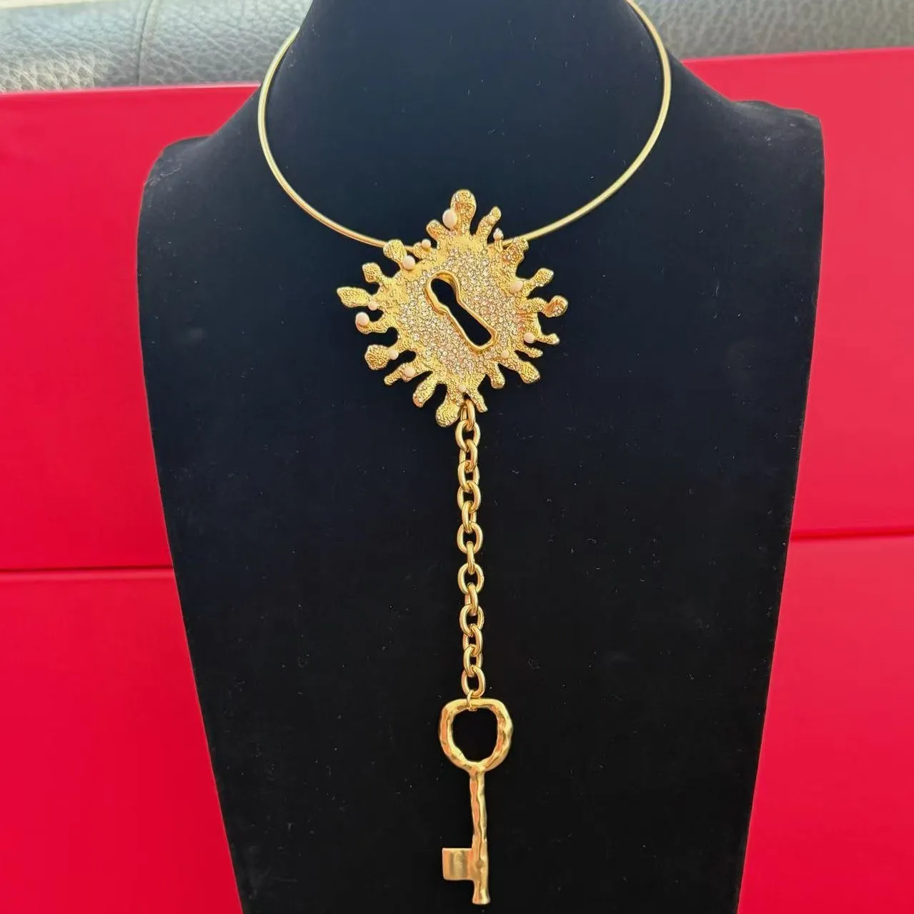 Unique Keyhole Charm Necklace Coral Texture Full Paved Rhinestones Exaggerated Neck Accessories For Women Party‑wear