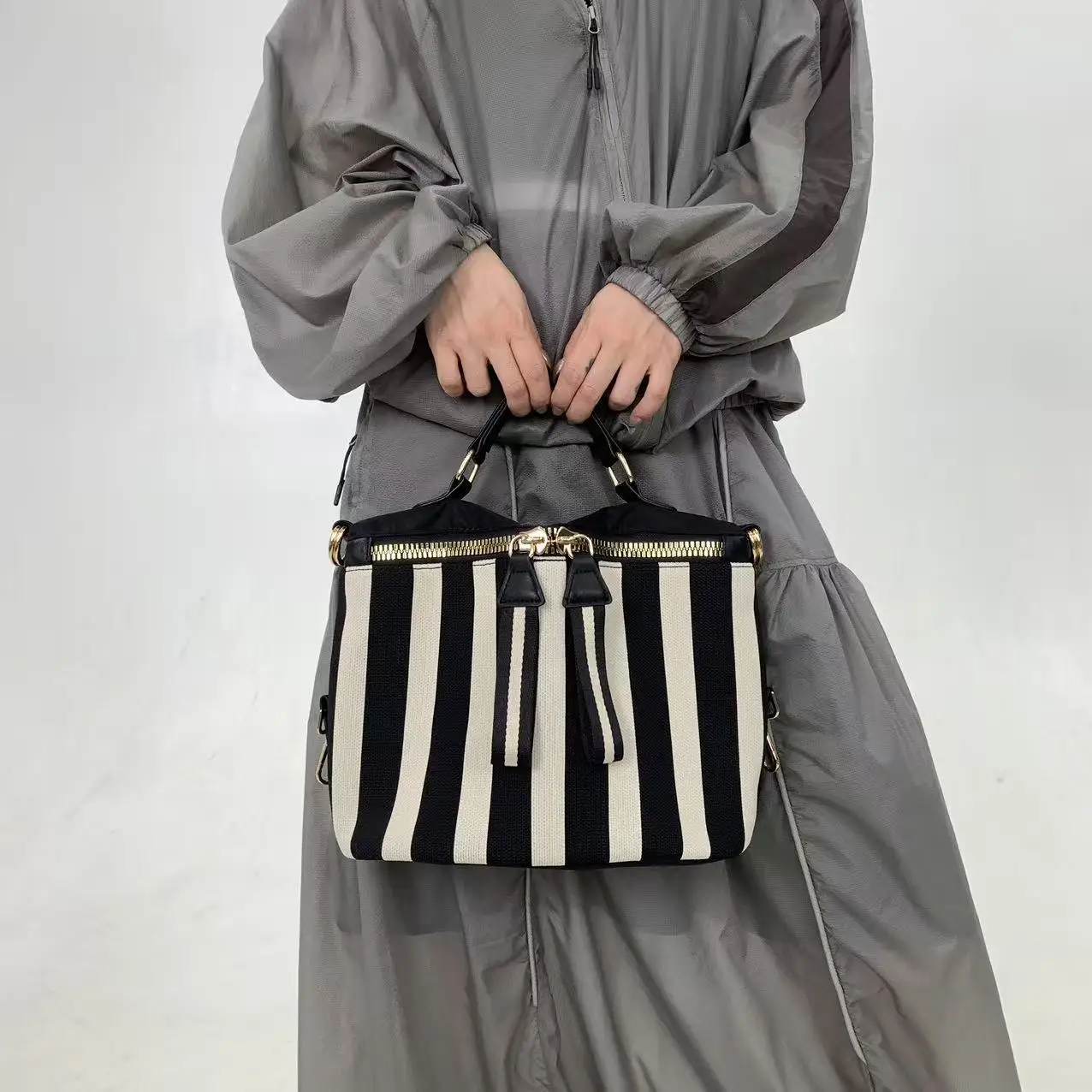 Modische gesteppte Mesh-Schultertasche für Damen mit Streifenmuster, einfache und vielseitige lässige Umhängetasche. – Detail 2