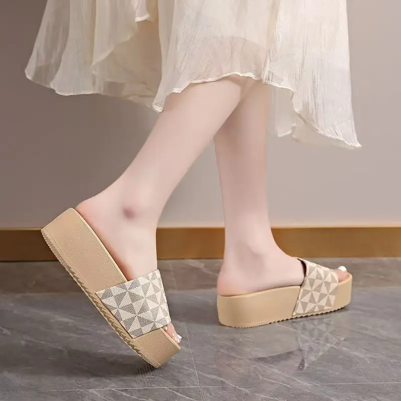 شباشب نسائية صيفية كبيرة الحجم 36-43 موديل 2025، نعل سميك، زيادة الارتفاع، مضادة للانزلاق، وصنادل شاطئ بسيطة