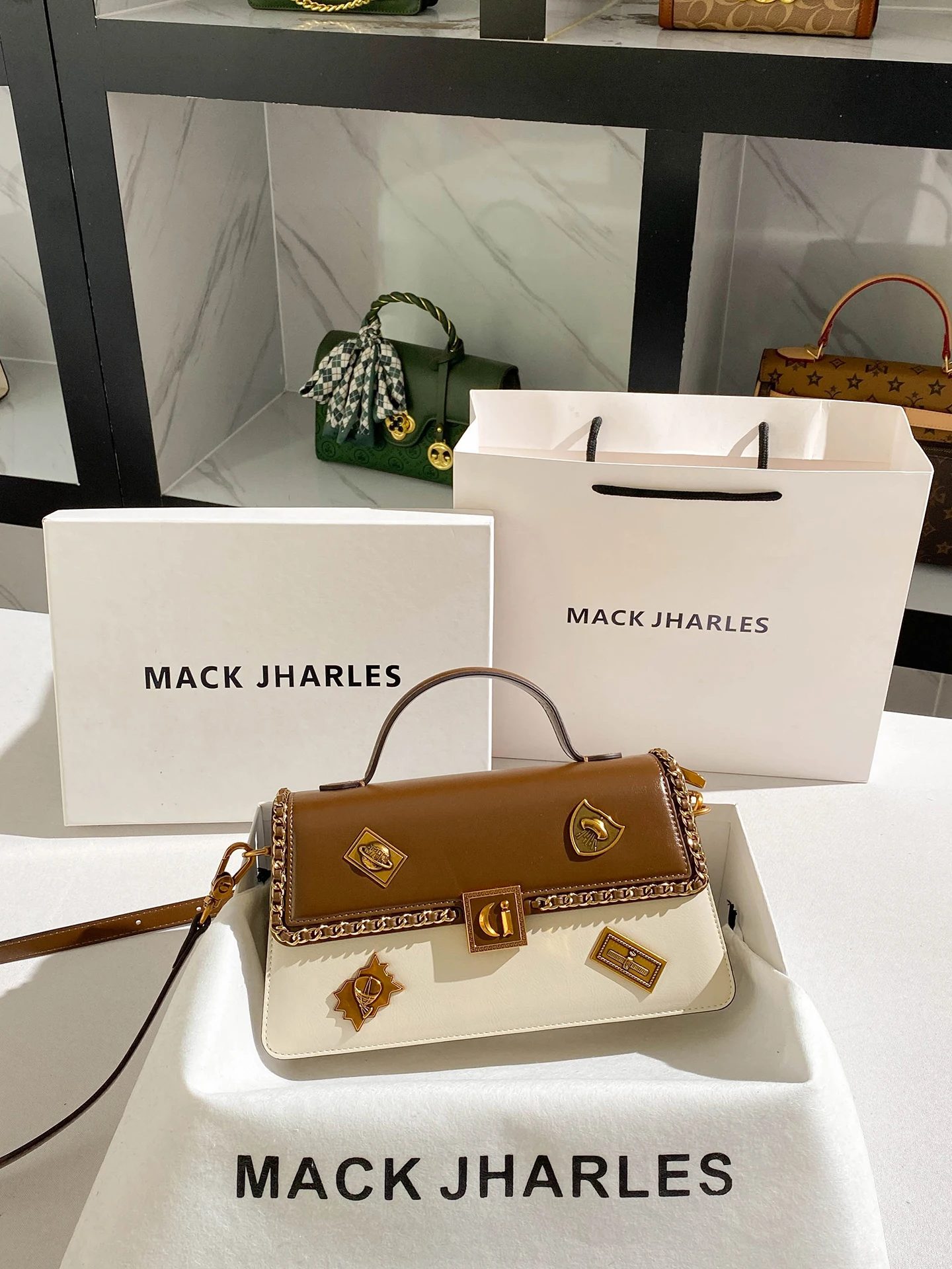 

Винтажные и роскошные дизайнерские сумки с блестками и контрастным цветом. Зима 2024. Новые сумки. Классическая сумка через плечо.