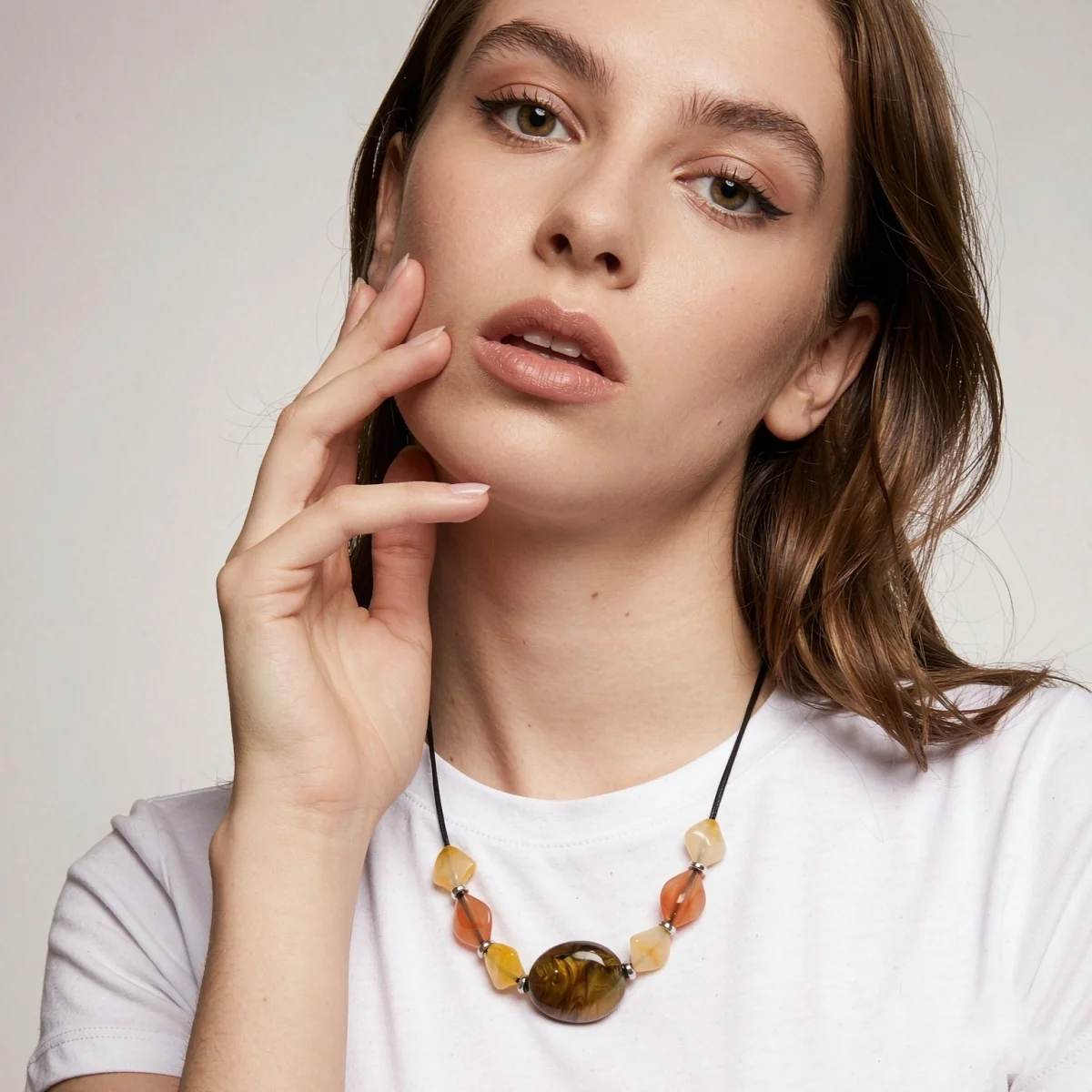 Ästhetische Boho-Halskette mit unregelmäßigen Acrylperlen und schwarzem Seil für Damen und Herren, Retro-Handarbeit, geometrischer Choker, Partyschmuck – Detail 6