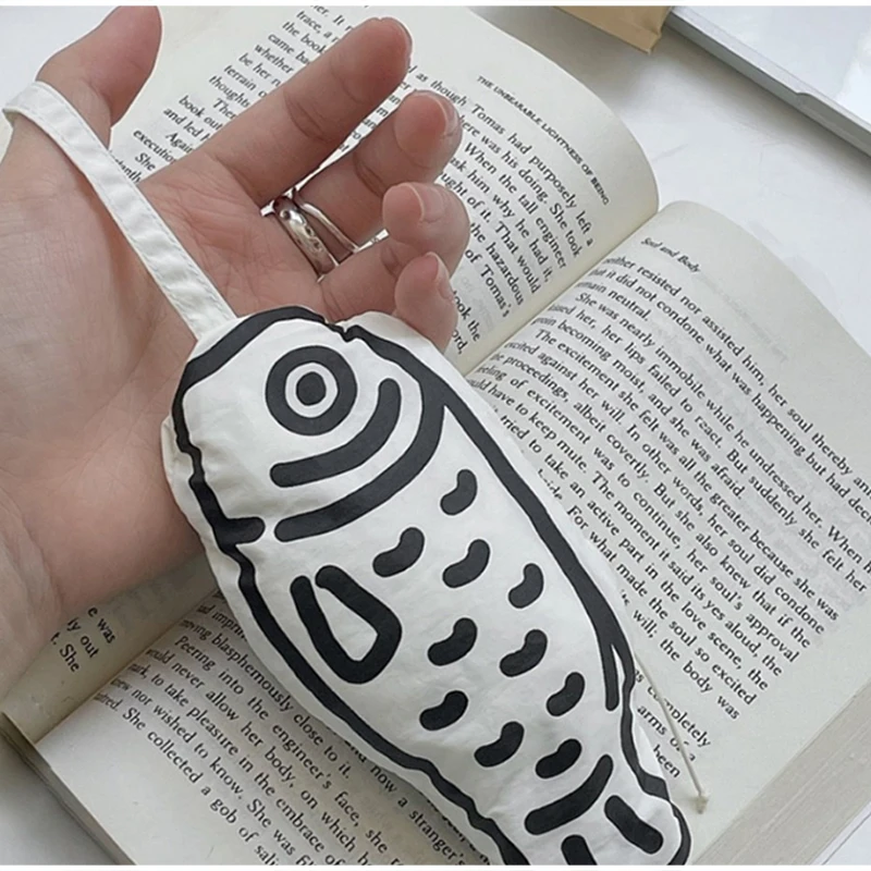 Faltbare, verformbare Handtasche „Fortune Fish“, Taschenanhänger, wasserdichte Schultertasche aus Nylon-Netzstoff, lässige Einkaufstasche für Damen. – Detail 12