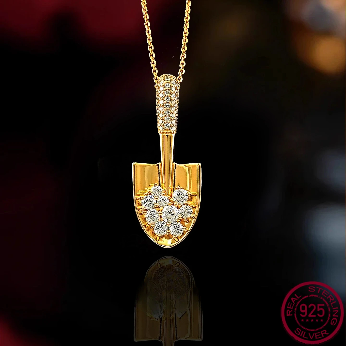 

Новый комплект «Золотая лопата» — это роскошный свадебный комплект украшений из золота и посеребренного колье S925.