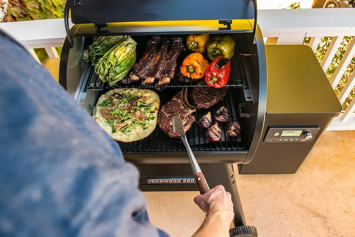 Traeger Grills Ironwood 650 Grelha elétrica de pelota de madeira e fumante, preta, área de cozimento de 650 polegadas quadradas, 500 graus máximo