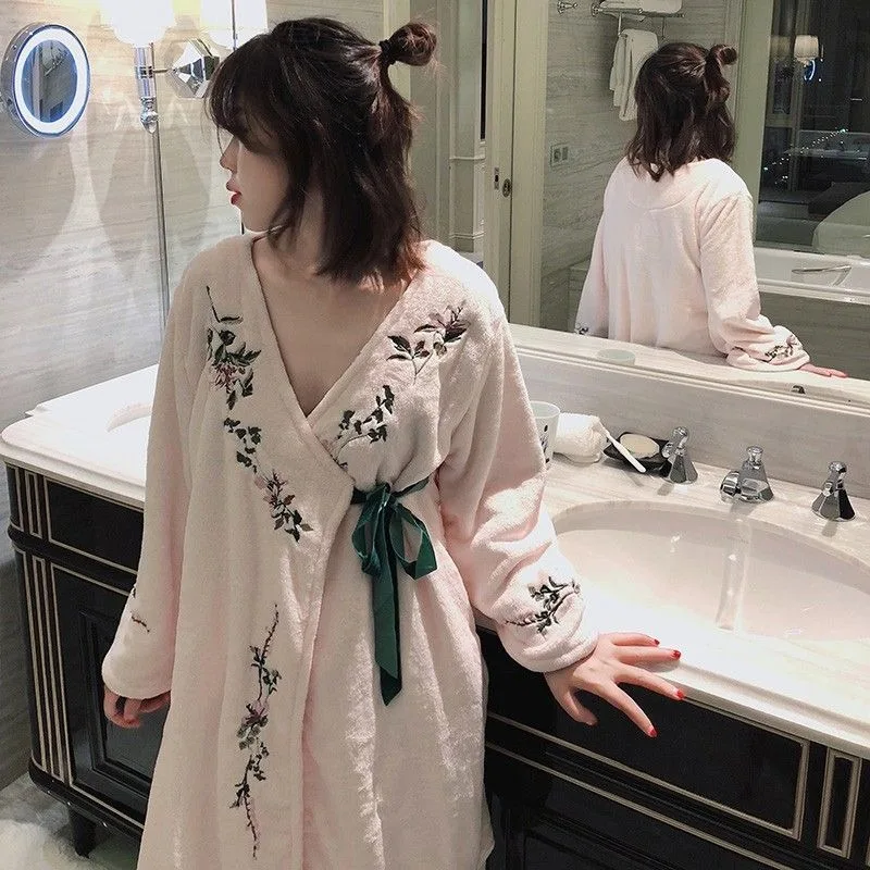 

Extra-large Chinese-style flannel princess-style sleeping dress women loose 2-300 pounds thickened long-sleeved winter bathrobe