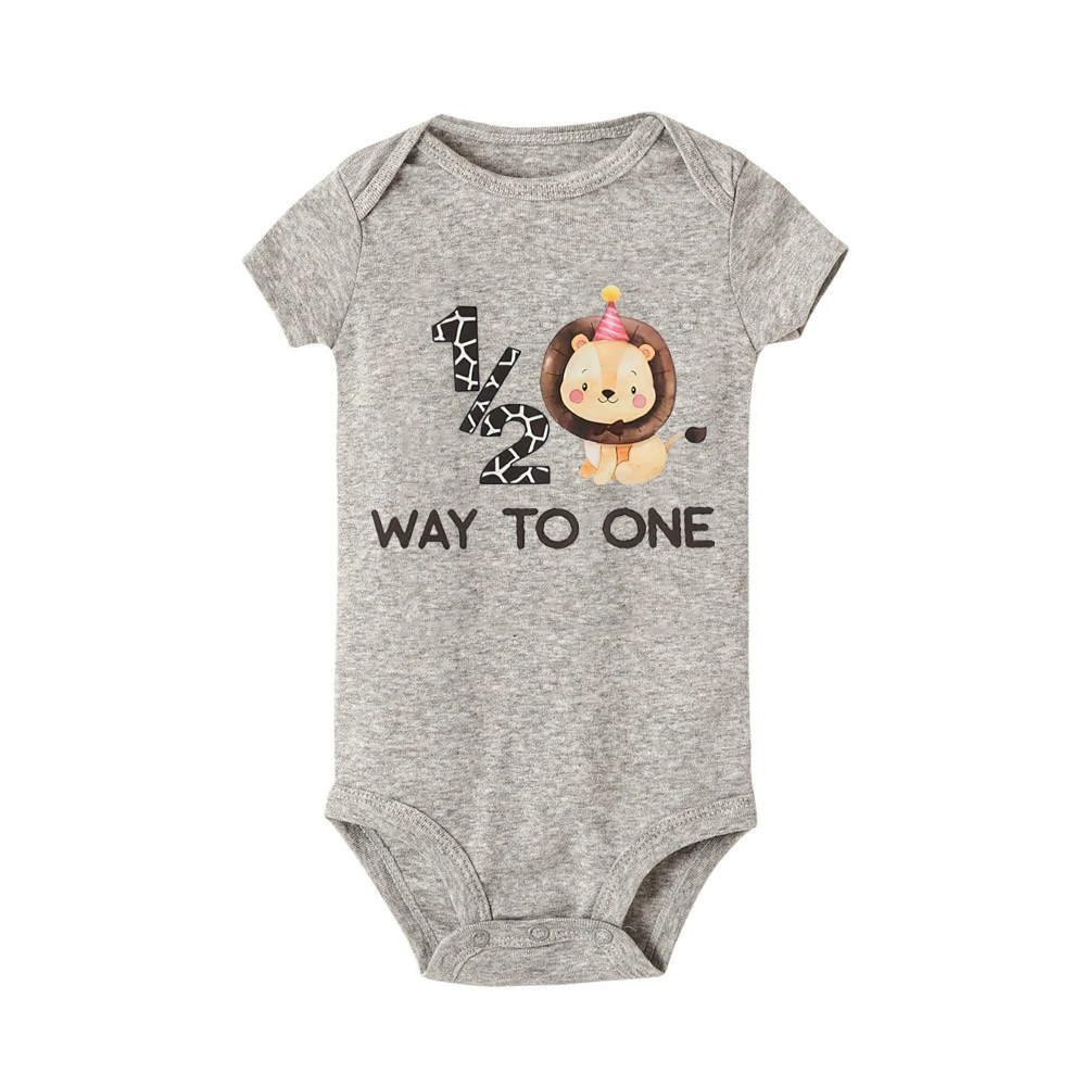 1/2 Way To One &lion Pattern Print Baby Boys Romper Baby\'s Half Birthday Short Sleeve Bodysuit Birthday Party Odzież dla niemowląt