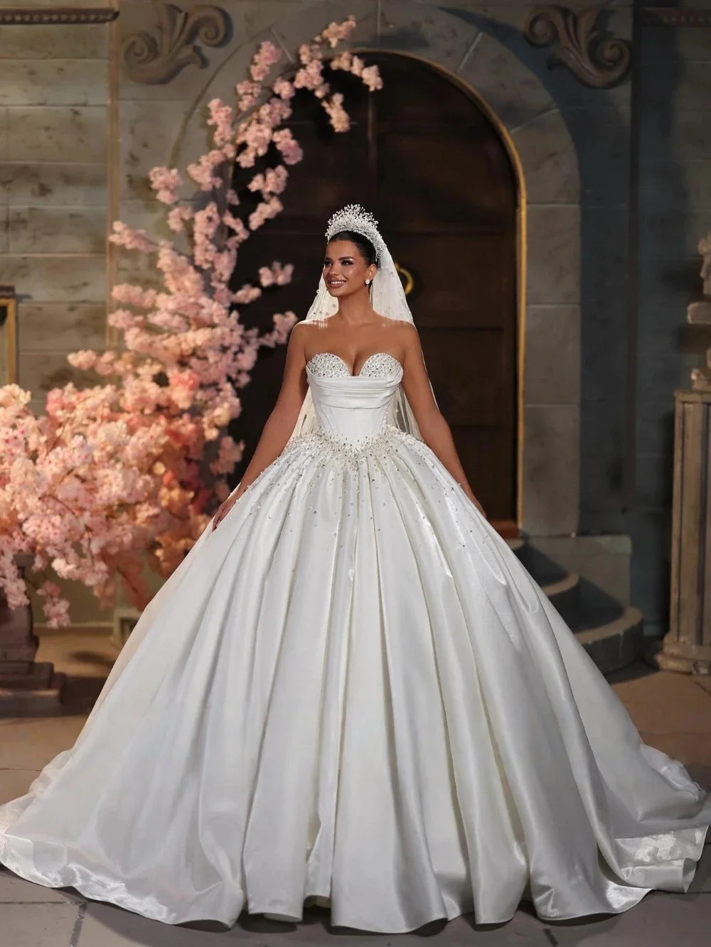 

Роскошные атласные свадебные платья на заказ с вырезом в форме сердца, украшенные бисером, жемчугом и кристаллами, без рукавов.