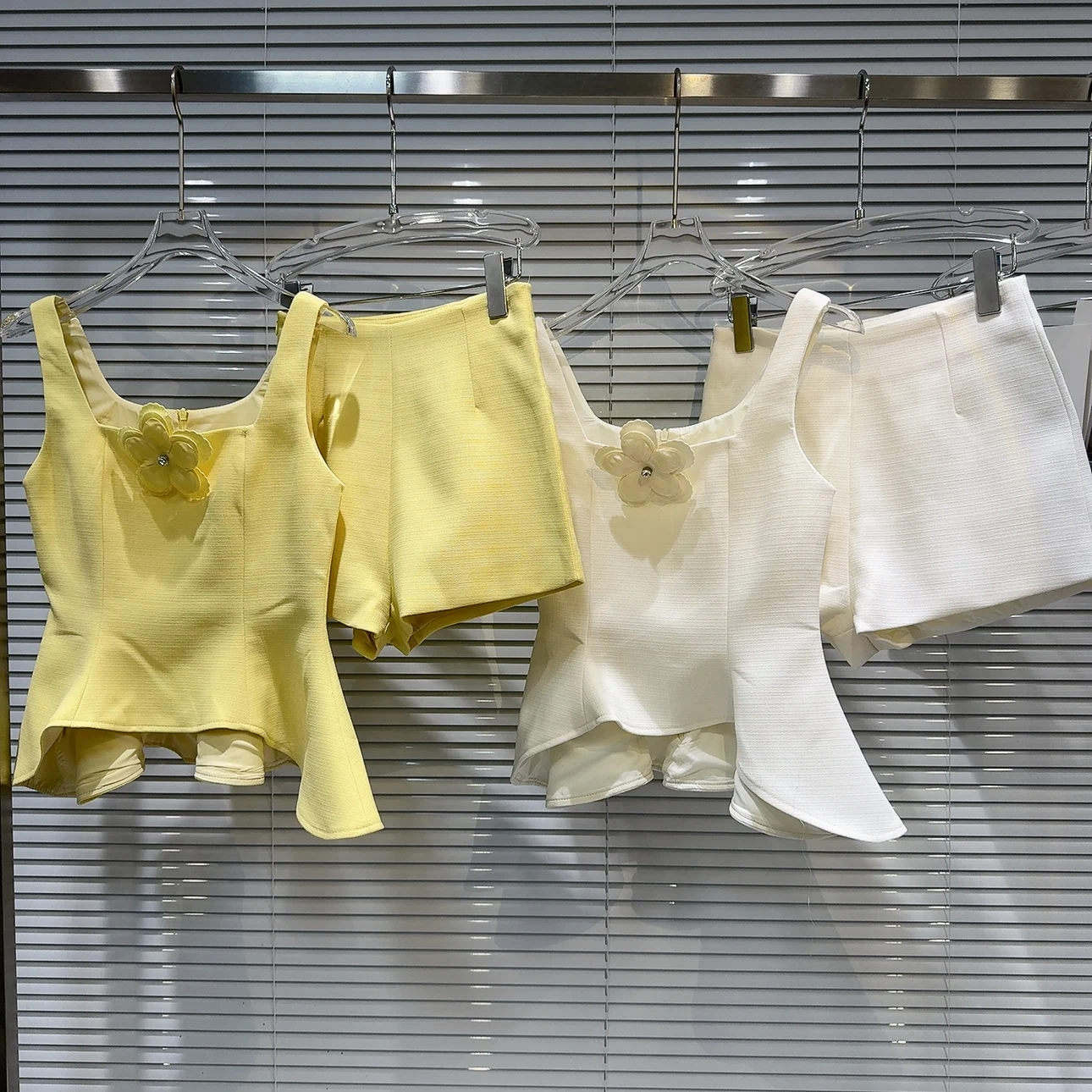 

Лето 2023 г. Модный однотонный французский комплект с жилетом на бретельках и юбкой для женщин в своих 20-х и 30-х годов Faionable Ele