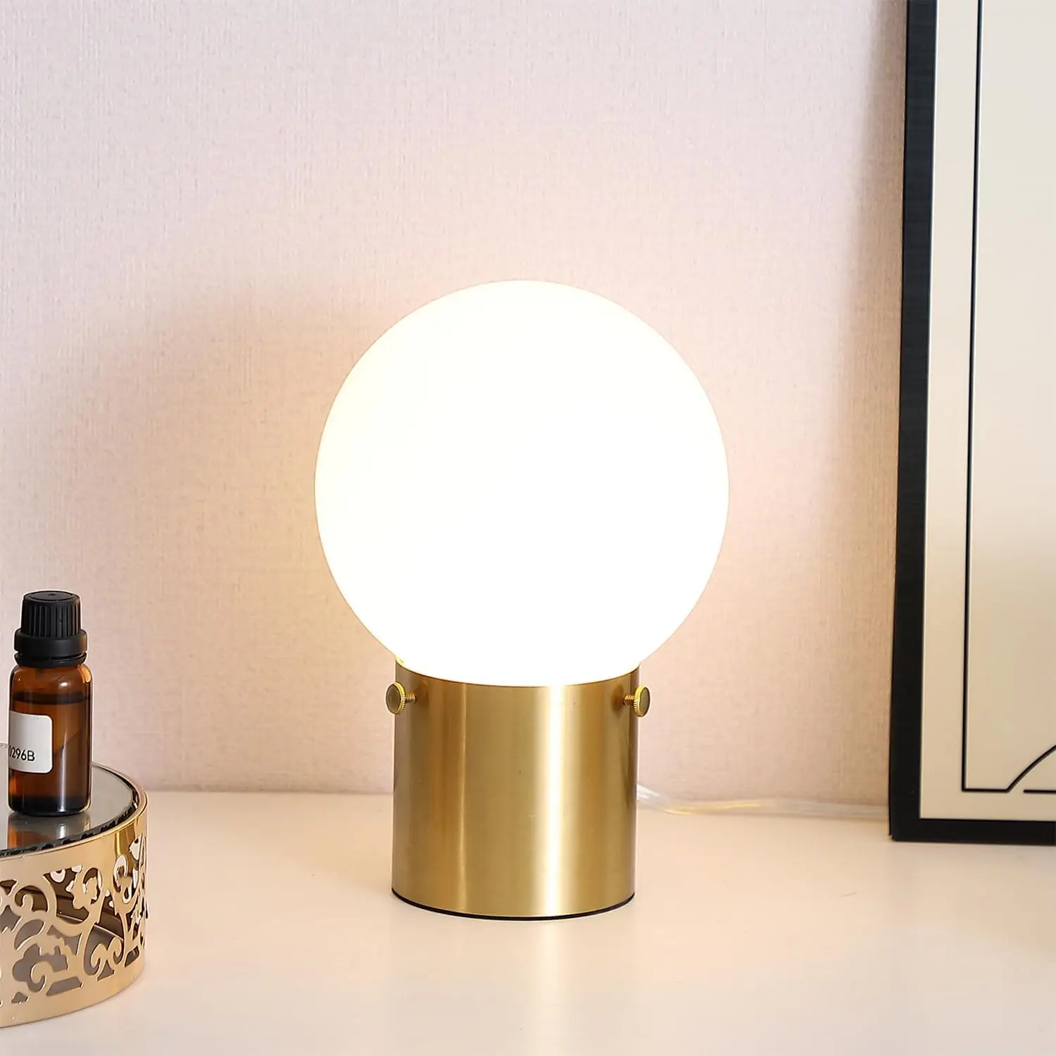 

Золотая современная настольная лампа середины века с абажуром из матового стекла, небольшая прикроватная лампа для спальни, гостиной, прихожей