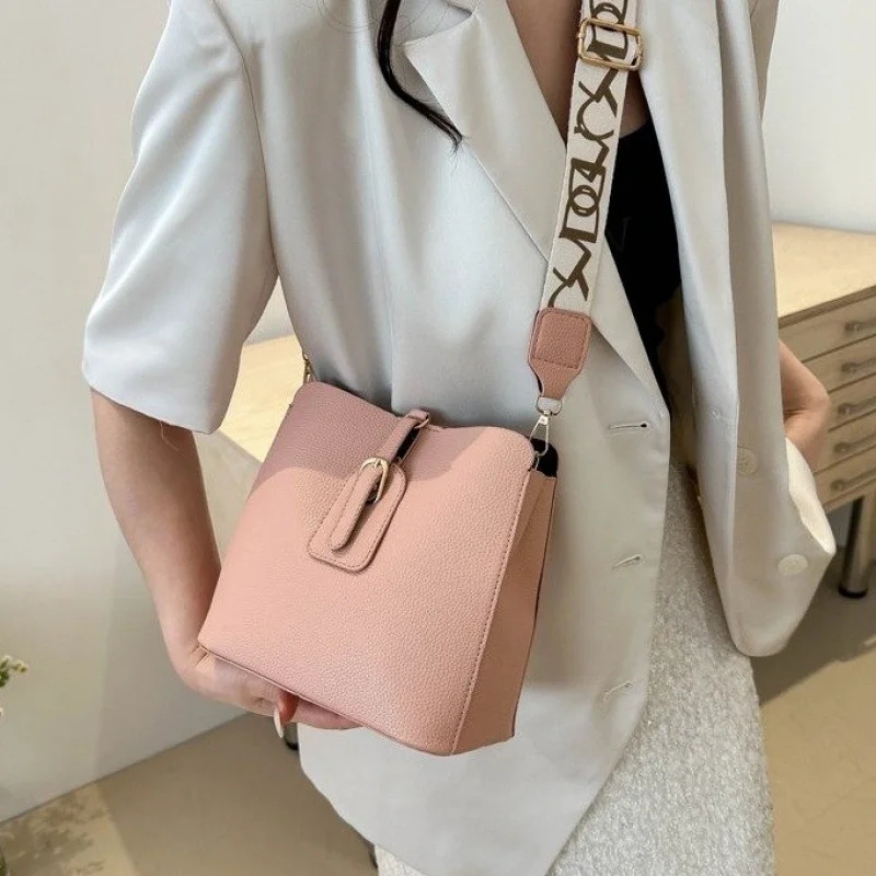 

Famous Designer Leather Women's Shoulder Bag Luxury Brand Trendy Classic Classy Detailing Elegant Vintage Daily Bag​