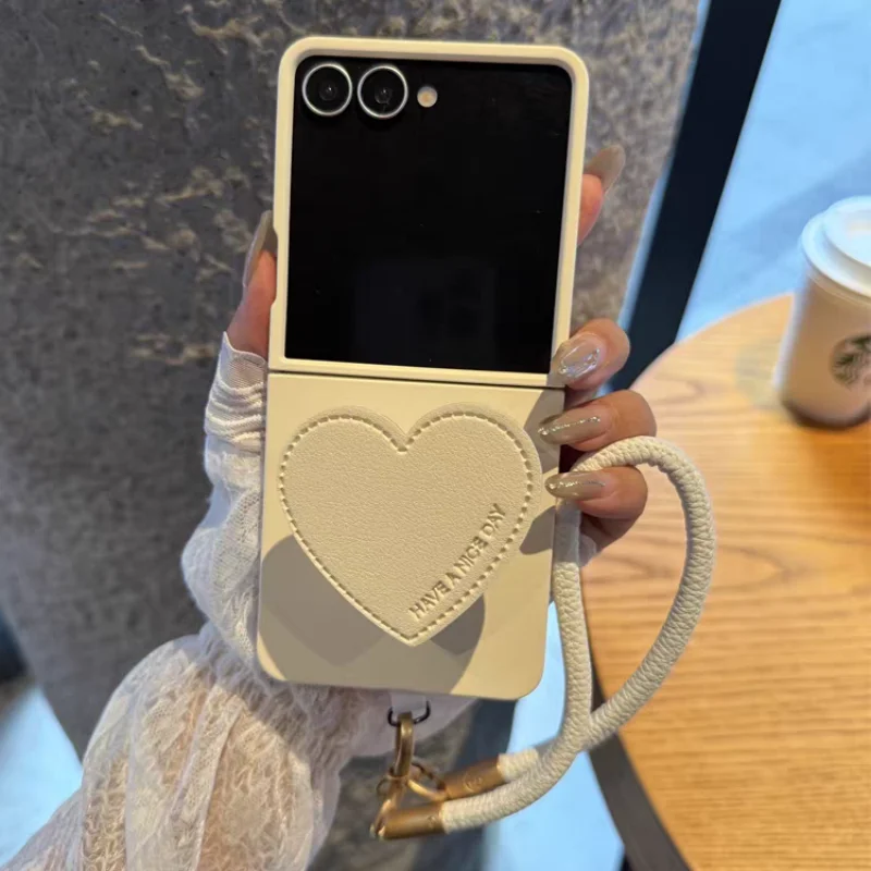 Funda con soporte de corazón para Samsung Galaxy Z Flip 7, Funda de teléfono con correa para muñeca para Samsung Z Flip6 ZFlip5 zflip4 3, fundas de lujo