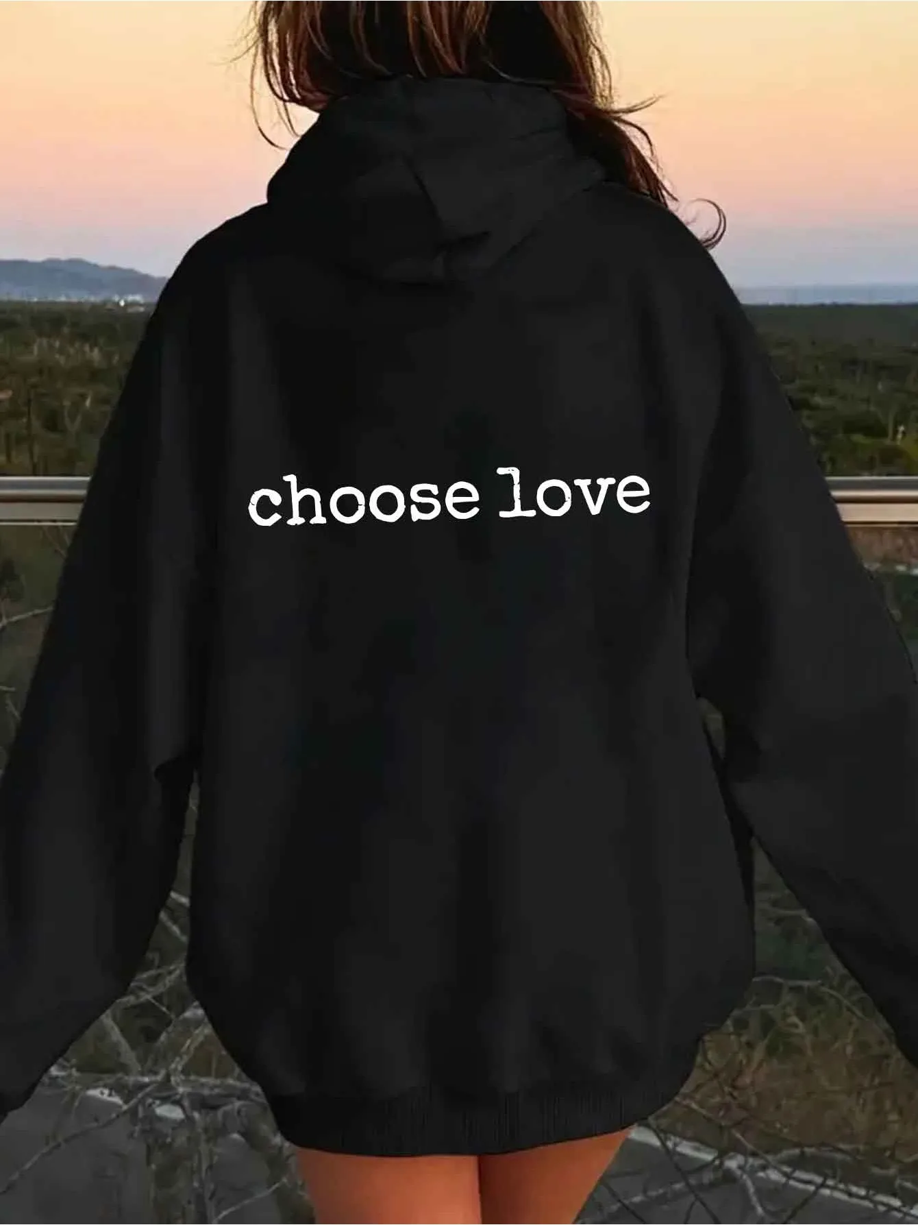 

В частности элегантном женской одежде представляет собой толстовку с длинными рукавами и капюшоном с принтом «CHOOSE LOVE».