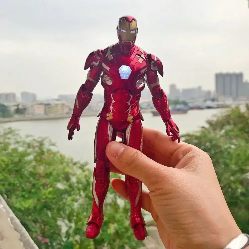 Figuras de acción de los vengadores de Marvel, modelo de Pvc de 18cm, pecho de ojo de Iron Man Mk46 con luz para brillar, juguetes de adorno en caja, regalos para festivales