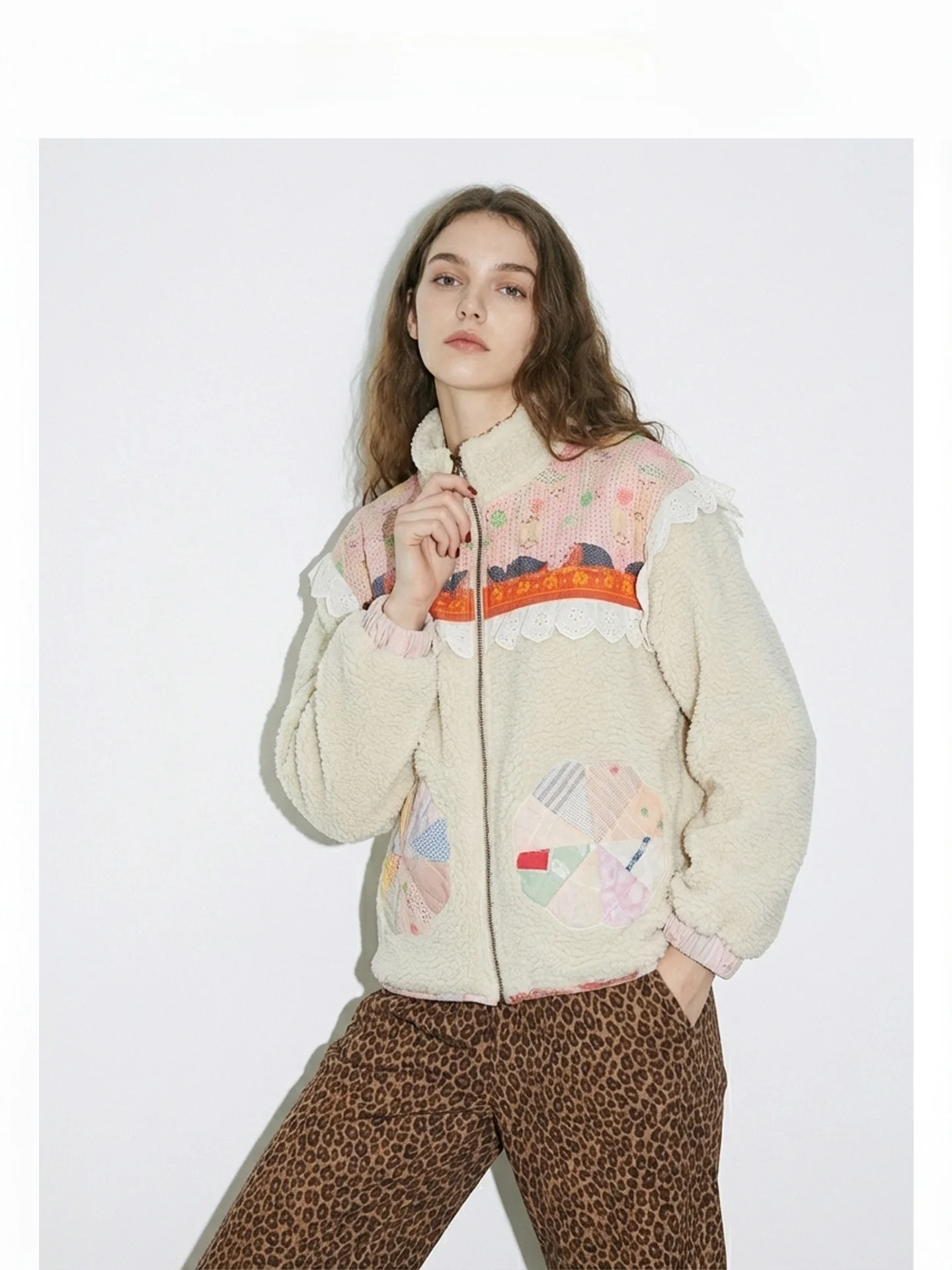 

Женское пальто свободного кроя с вышивкой, пэчворком, подкладкой из искусственного меха, воротником-стойкой, на молнии, из полиэфирного волокна...