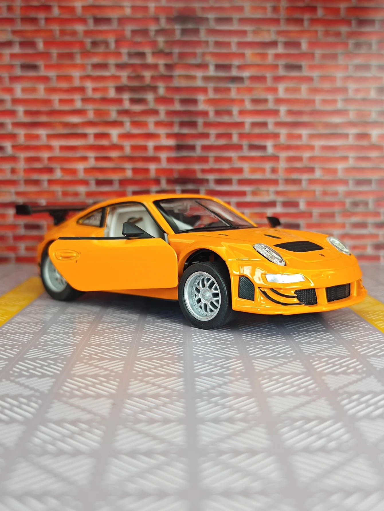 

Модель суперкара Porsche 911 GT3 из сплава, масштаб 1:32, с открывающимися дверями, имитацией звука и света, богатой детализацией.