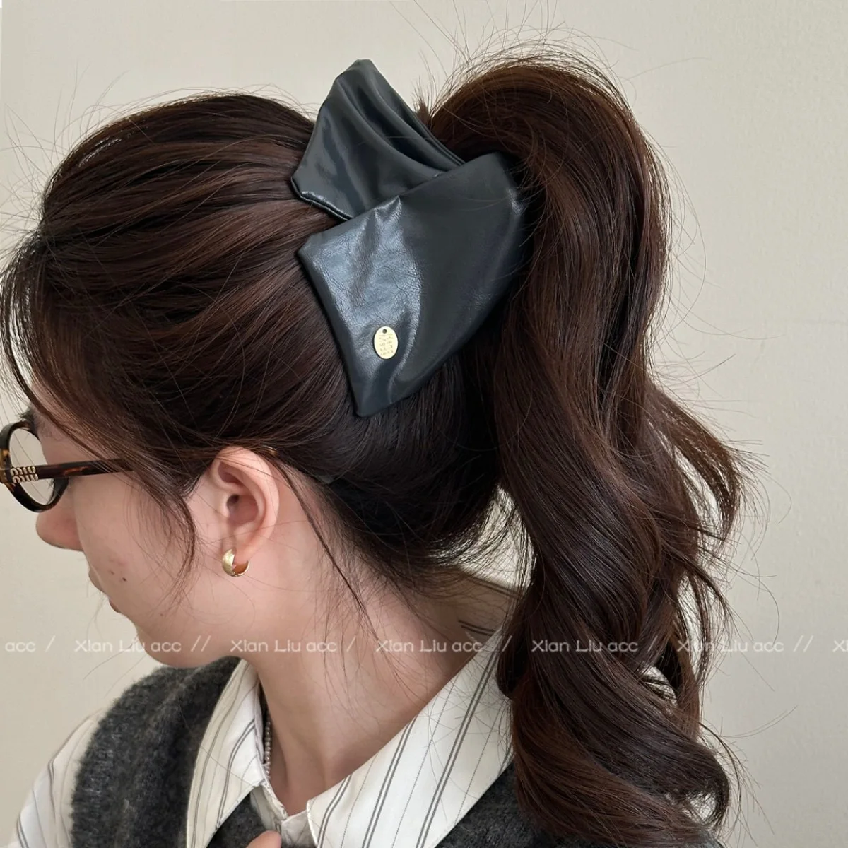 1 Stück hochwertige dreieckige Haarspange aus Leder, neue, stilvolle und fortschrittliche Haarnadel für den Hinterkopf, elegantes Haaraccessoire im Haifisch-Design – Detail 4
