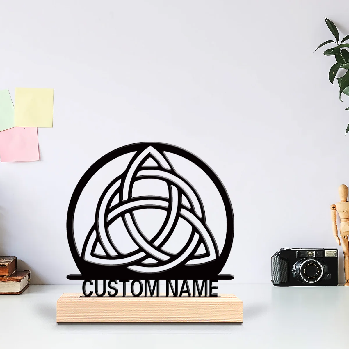 

1 шт. Ретро-статуэтка Трикветра из металла с персонализированным дизайном, на деревянной подставке, для любителей природы, офиса, зон дзен и спокойных пространств