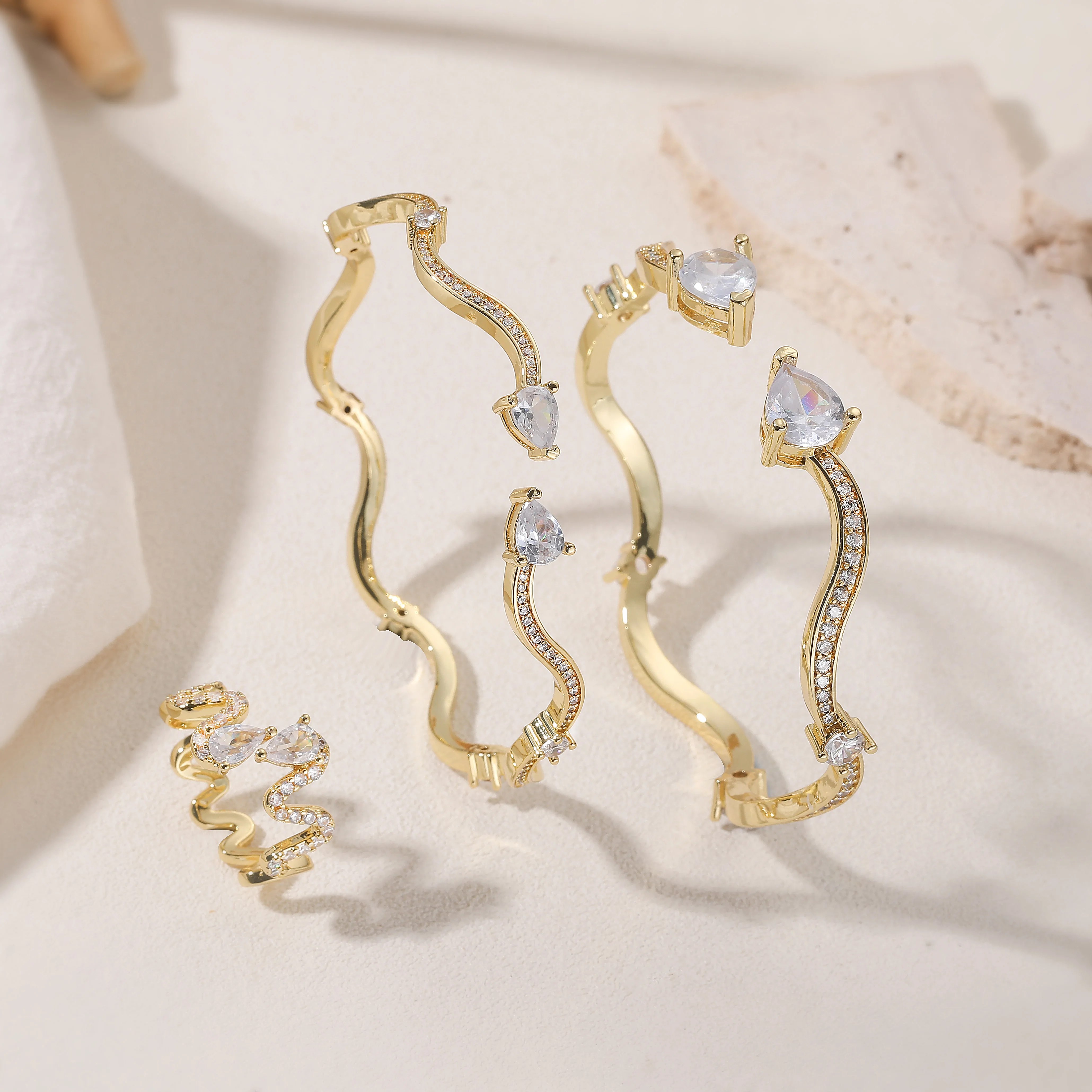 HECHENG، سوار/خاتم نسائي عصري مع زركونيا مكعب 5A تشيكوسلوفاكيا في إعداد مايكرو تمهيد مجوهرات مأدبة السيدات