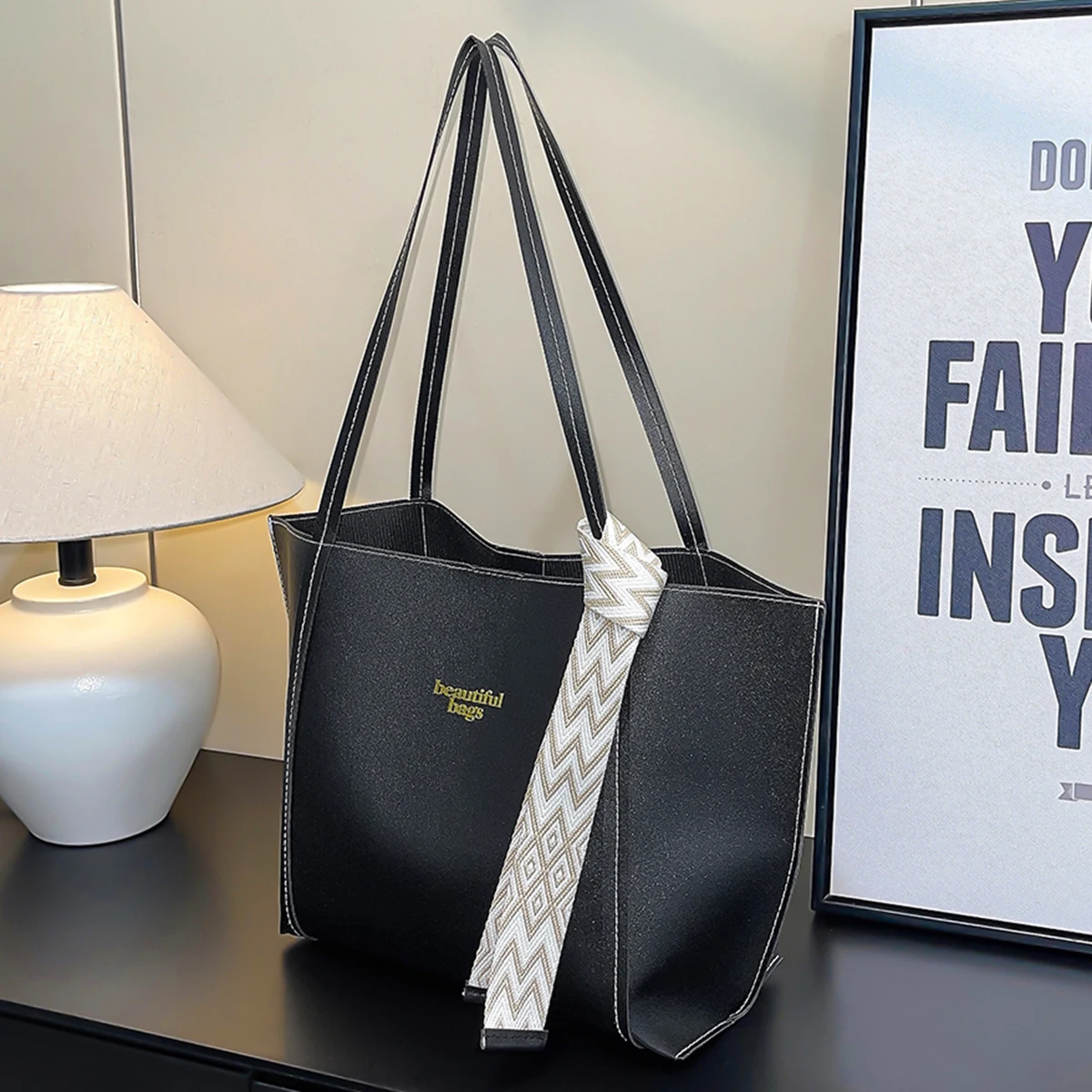 حقيبة يد نسائية عصرية ورائعة ذات سعة كبيرة مع خياطة على الطراز المصمم وحقيبة يد بكتف واحد