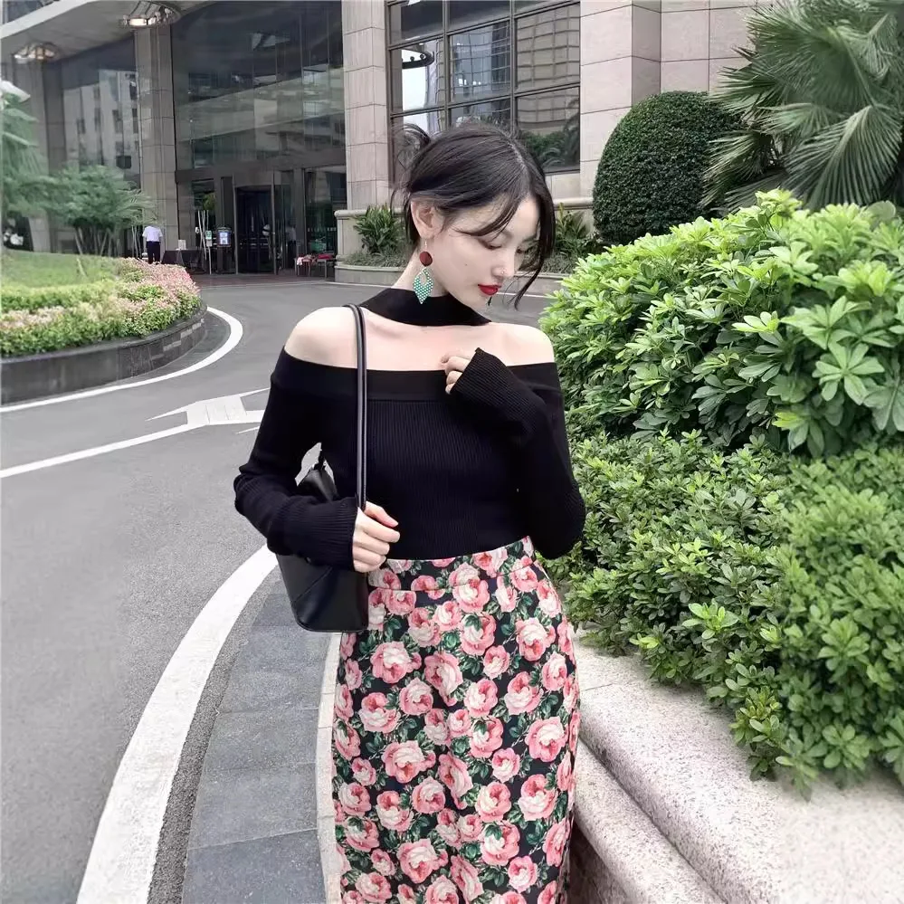 Krótki dzianinowy top w stylu Hong Kong, z dekoltem typu halter, dopasowany, wyszczuplający, z odkrytymi ramionami i wysokim stanem.