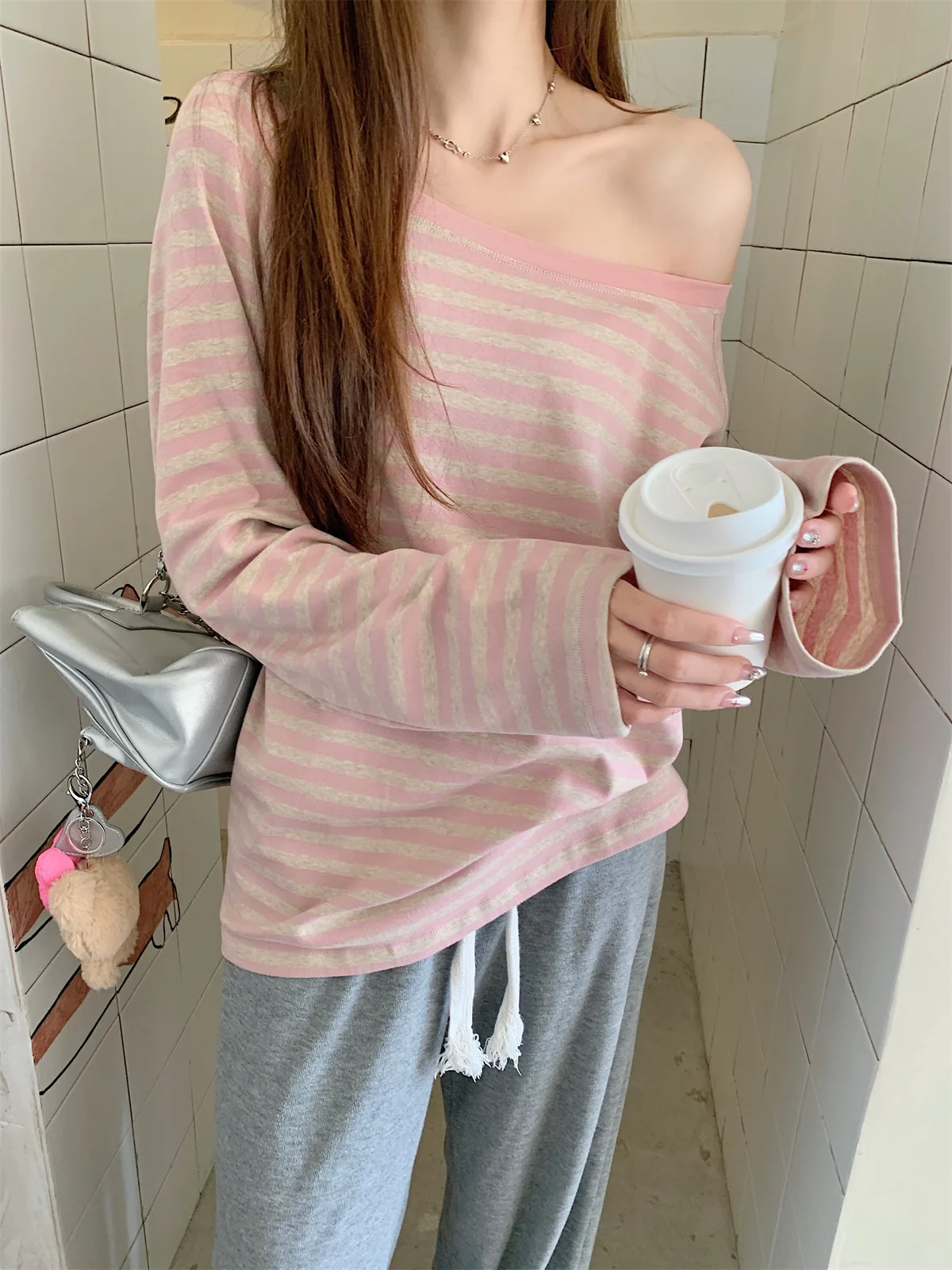 Neues Damen-Herbst-Oberteil: Locker geschnittenes, gestreiftes Off-Shoulder T-Shirt für Studentinnen – Langärmliges Oberteil mit schrägem Schulterdesign für Mädchen und Frauen, lässiges Basic-Shirt – Detail 12