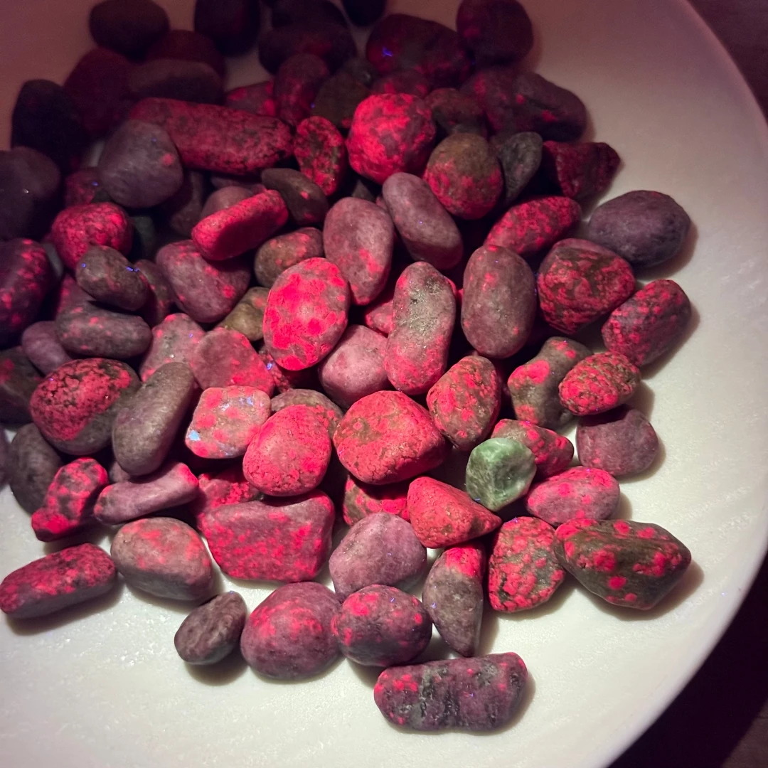 Natural Red Blue Green Symbiotic Stone Chips Crystal Tumbled Chips Gravel For Jewelry Making  Fish Tank Succulent Pot Decor