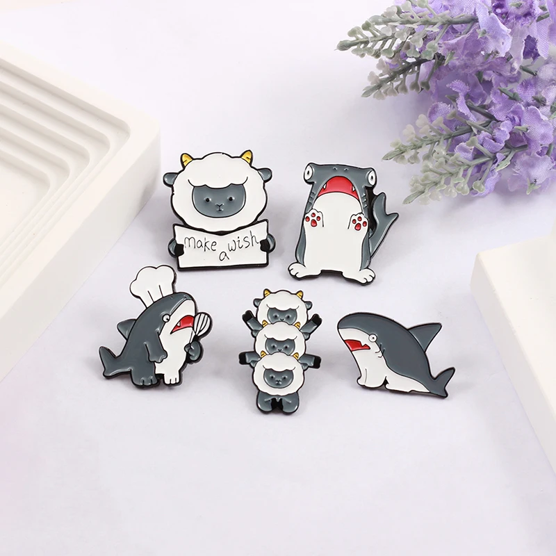 แกะน่ารักฉลามเคลือบ Pin เข็มกลัด Badge สําหรับเด็กเครื่องประดับอุปกรณ์เสริม